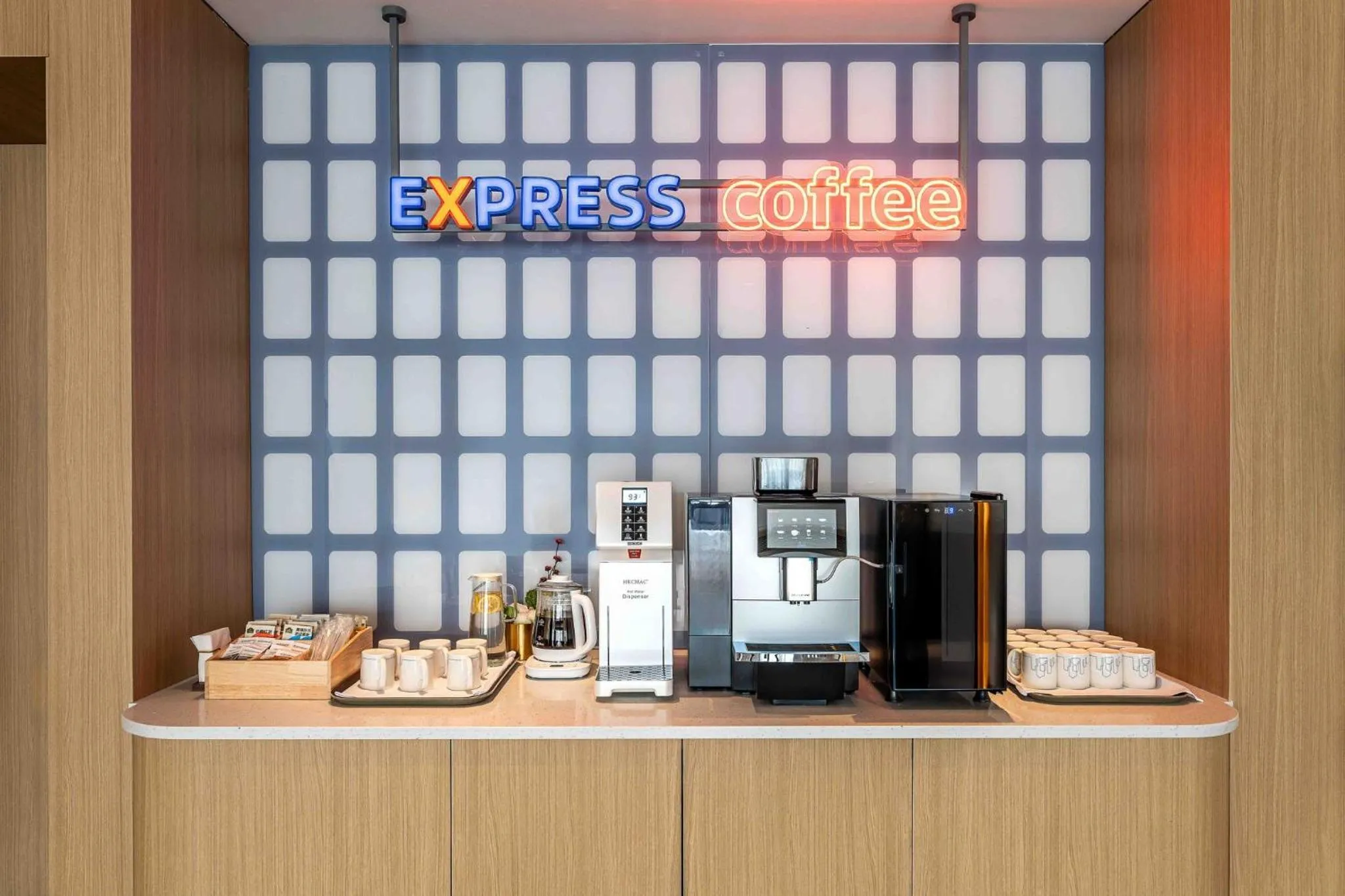 Restaurant/places to eat in Holiday Inn Express Shanghai PVG Airport Zhuqiao - Free shuttle bus to Pudong Airport and Disneyland