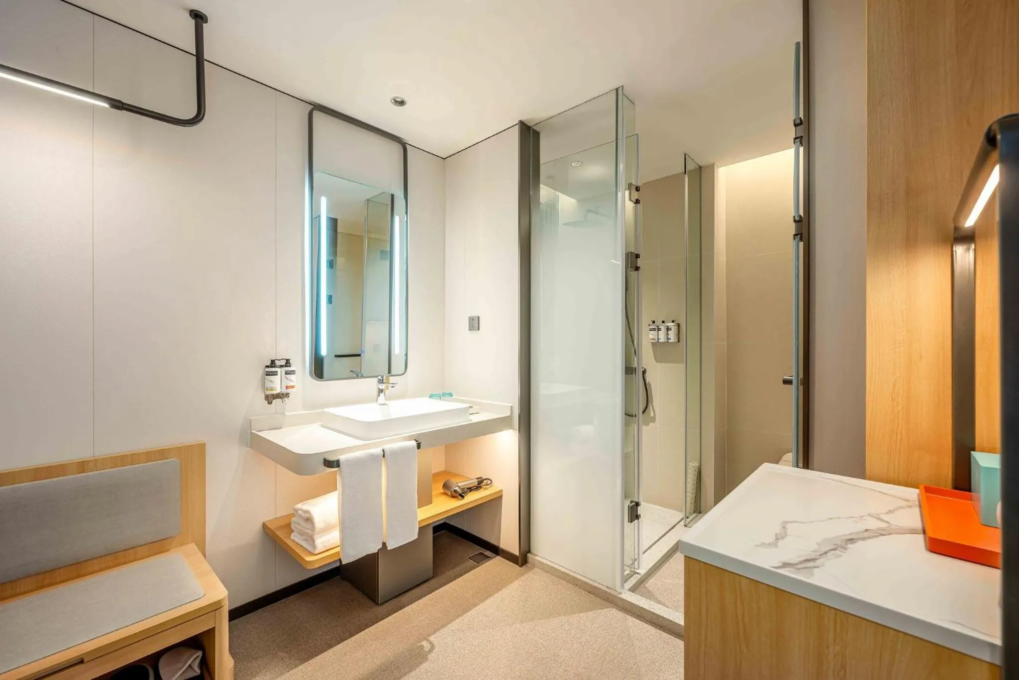 Photo of the whole room, Bed in Holiday Inn Express Shanghai PVG Airport Zhuqiao - Free shuttle bus to Pudong Airport and Disneyland