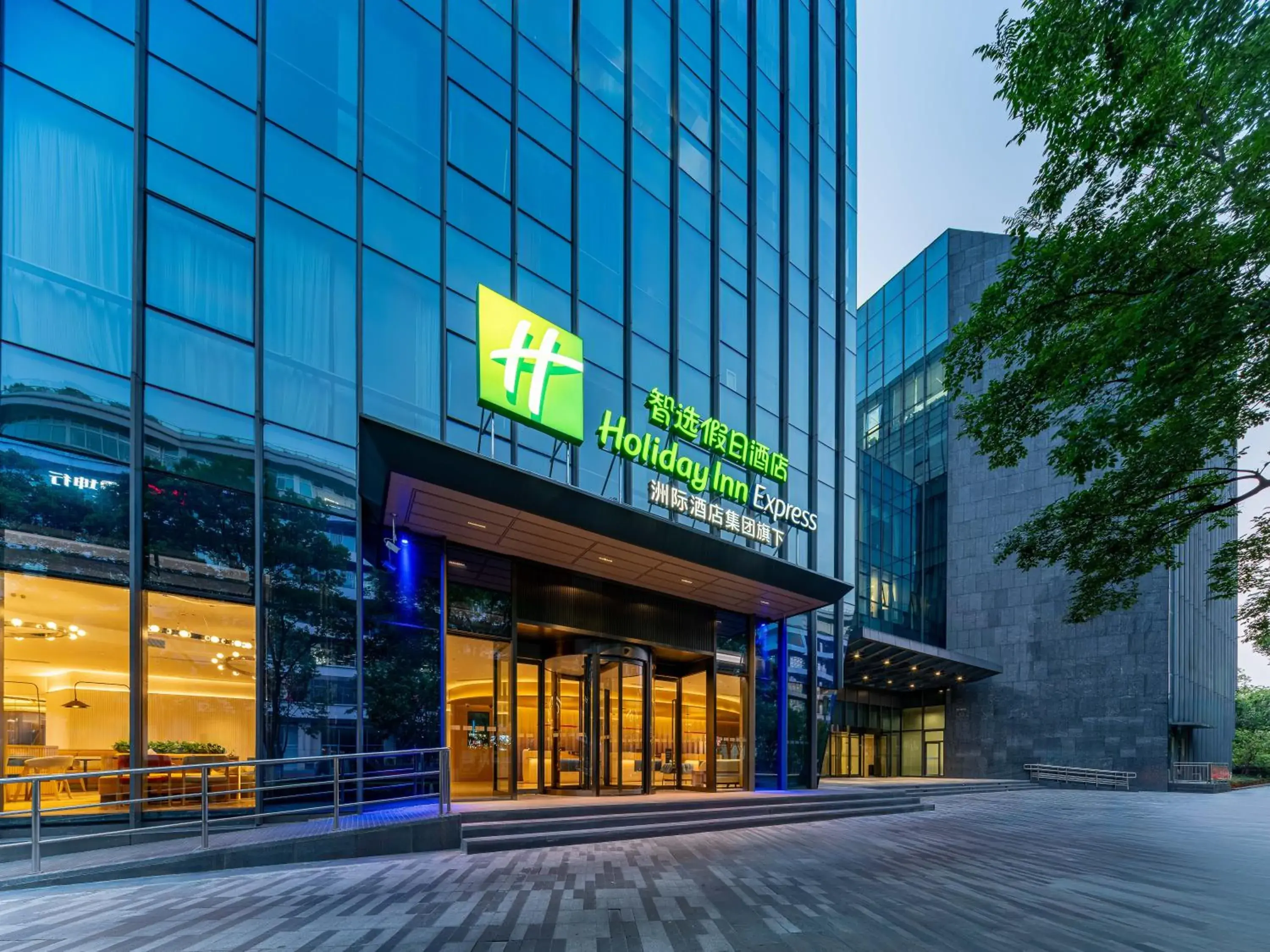 Property building in Holiday Inn Express Shanghai Hongqiao CBD by IHG Property building in Holiday Inn Express Shanghai Hongqiao CBD by IHG