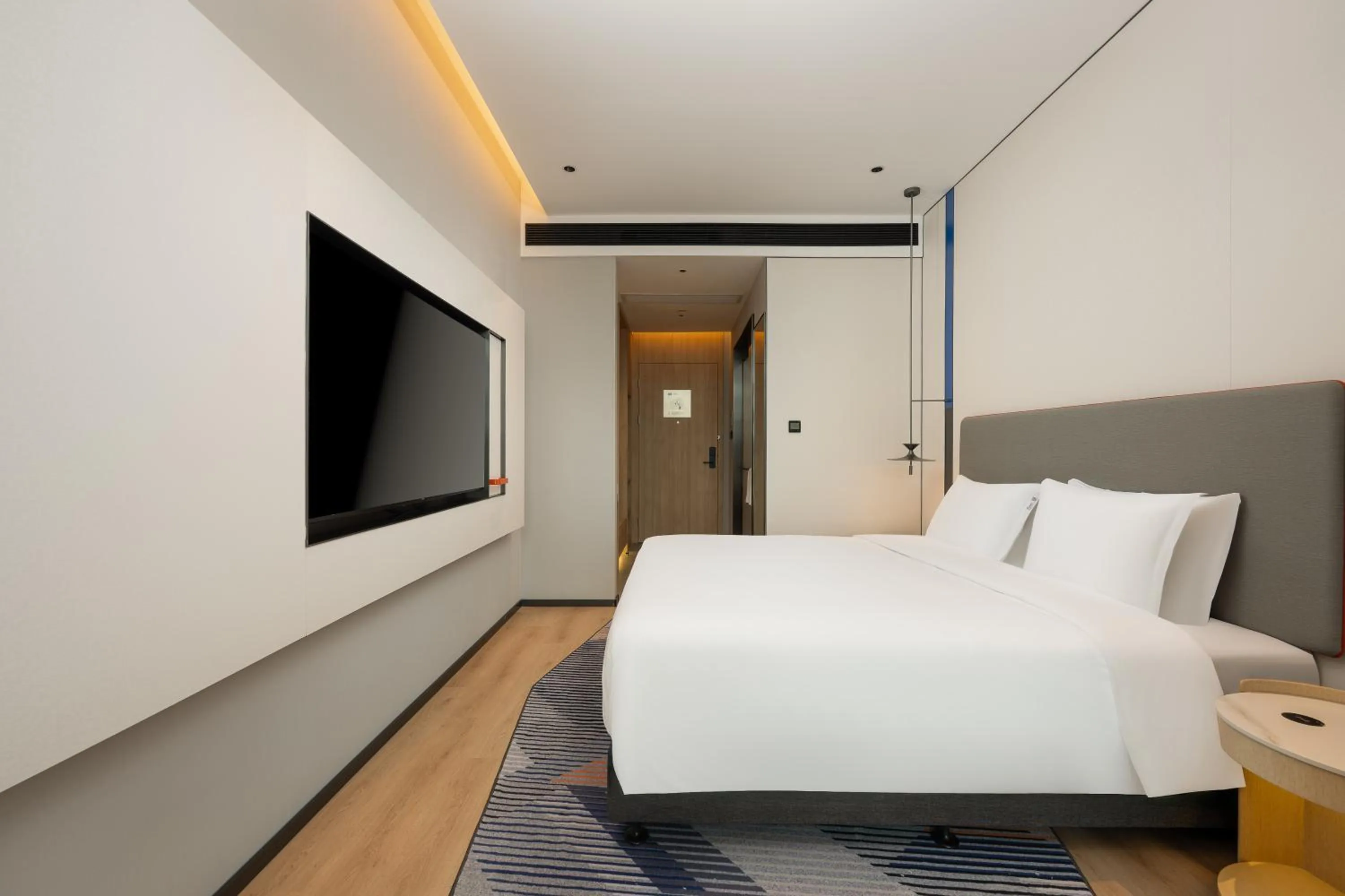 Photo of the whole room, Bed in Holiday Inn Express Shanghai Hongqiao CBD by IHG