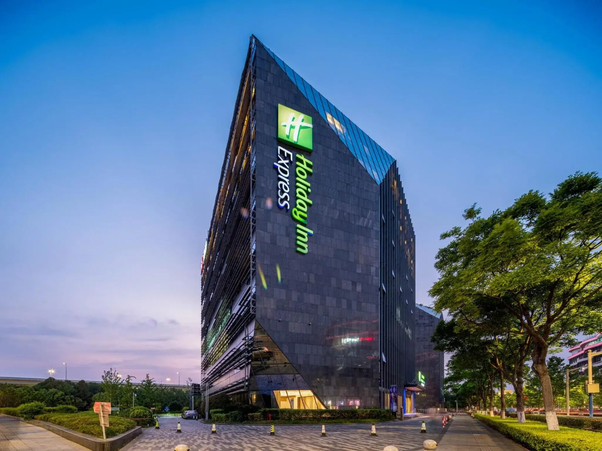Property building in Holiday Inn Express Shanghai Hongqiao CBD by IHG Property building in Holiday Inn Express Shanghai Hongqiao CBD by IHG