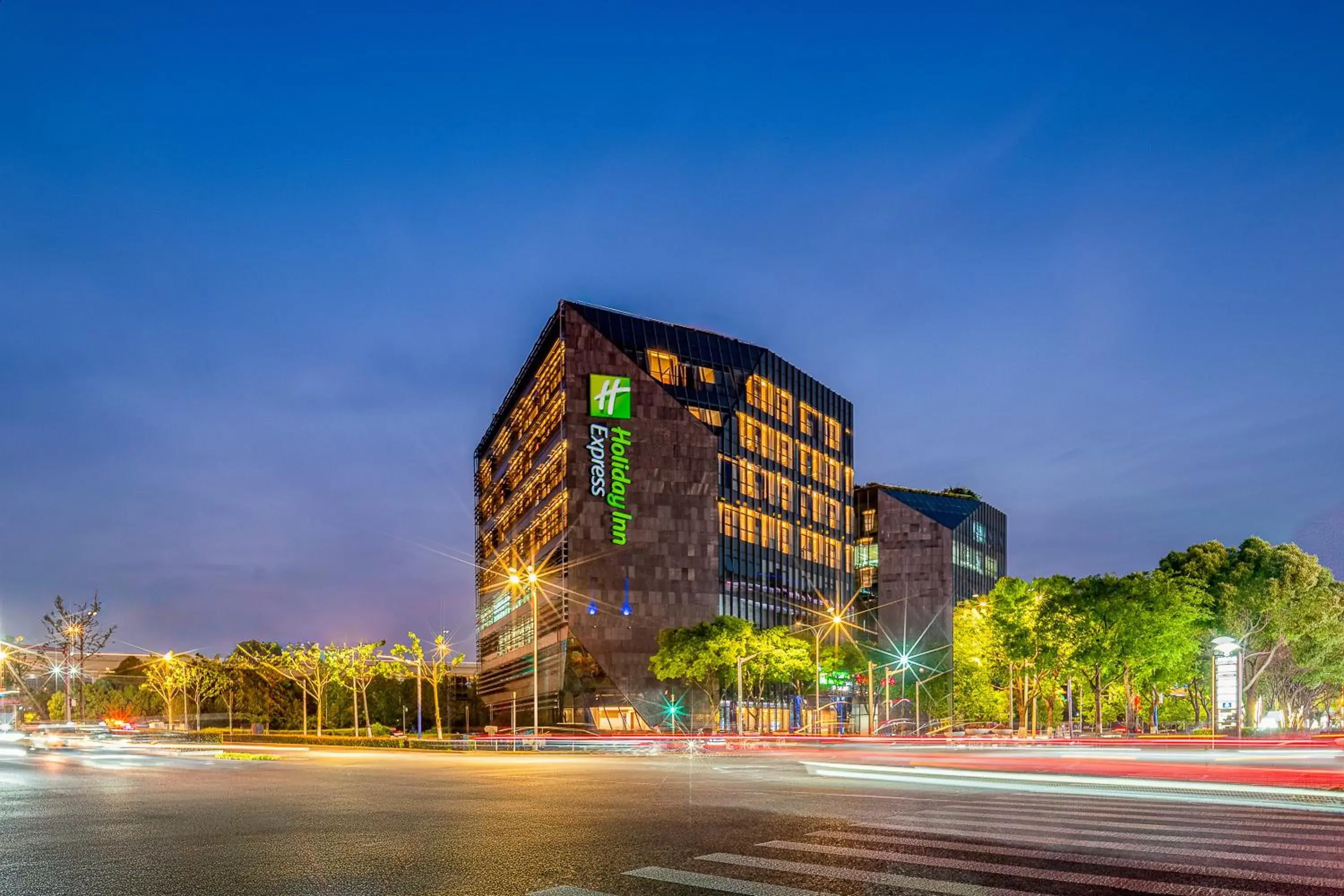 Property building in Holiday Inn Express Shanghai Hongqiao CBD by IHG Property building in Holiday Inn Express Shanghai Hongqiao CBD by IHG