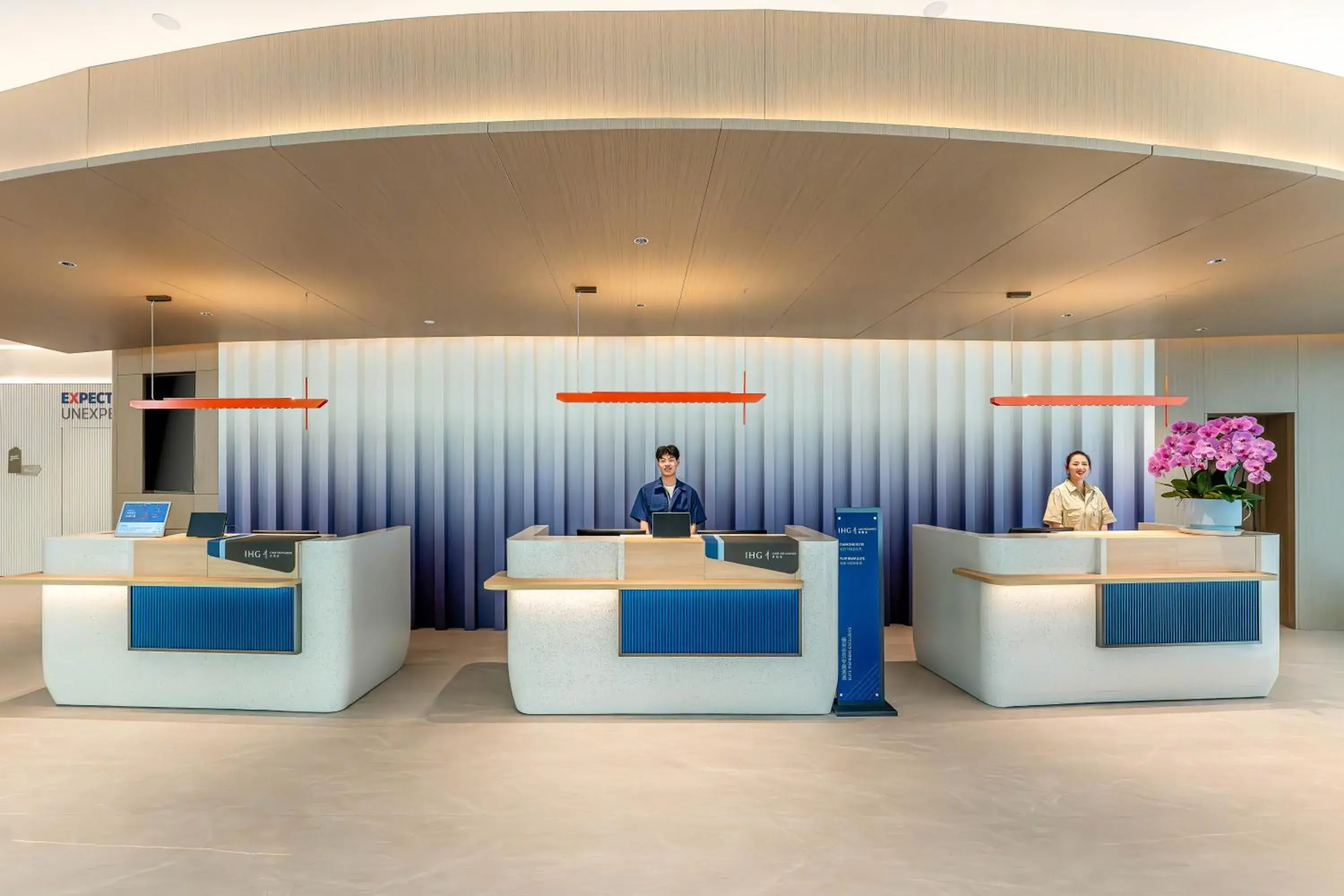 Lobby or reception in Holiday Inn Express Shanghai Hongqiao CBD by IHG Lobby or reception in Holiday Inn Express Shanghai Hongqiao CBD by IHG