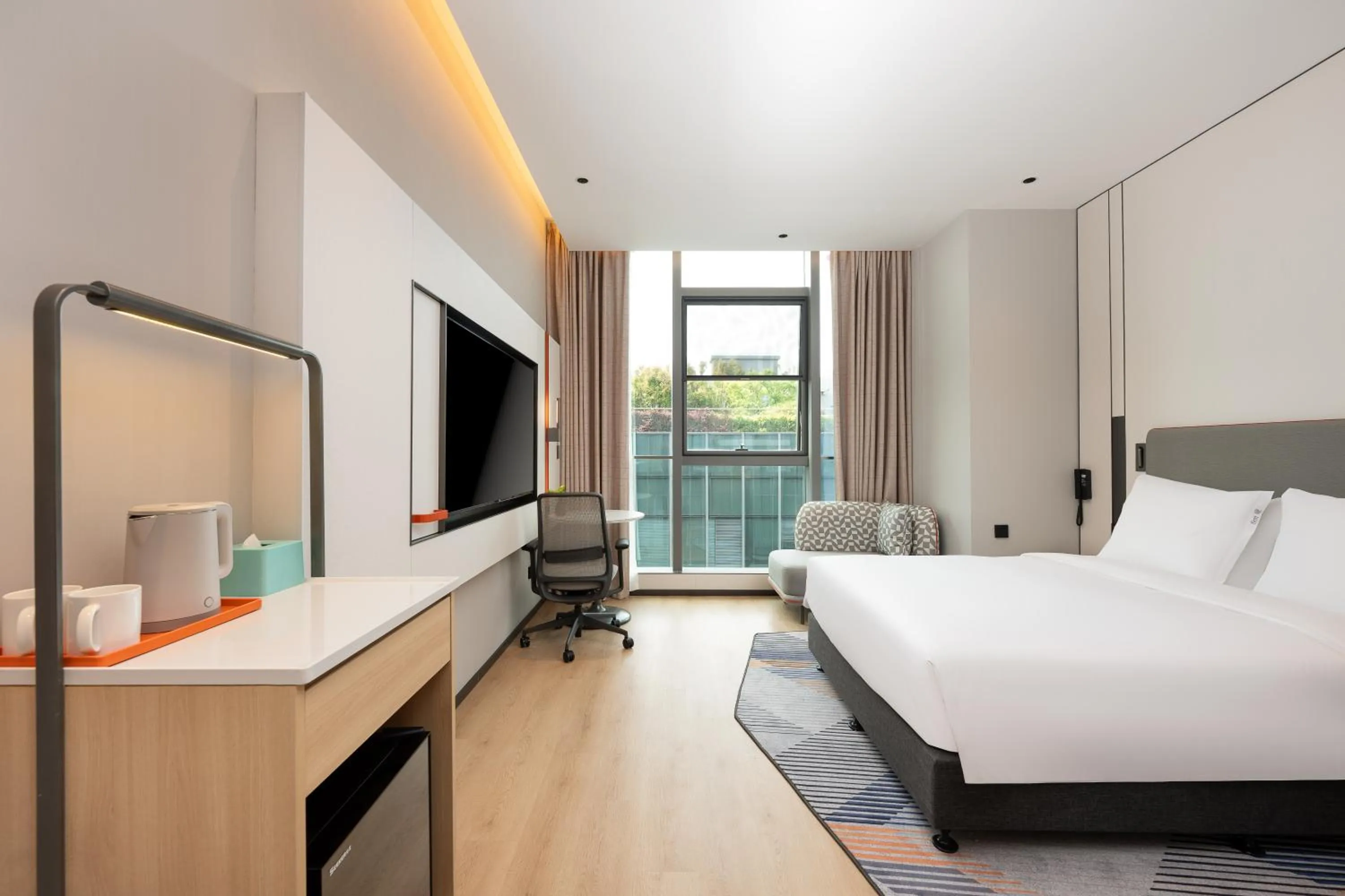 Photo of the whole room, Bed in Holiday Inn Express Shanghai Hongqiao CBD by IHG