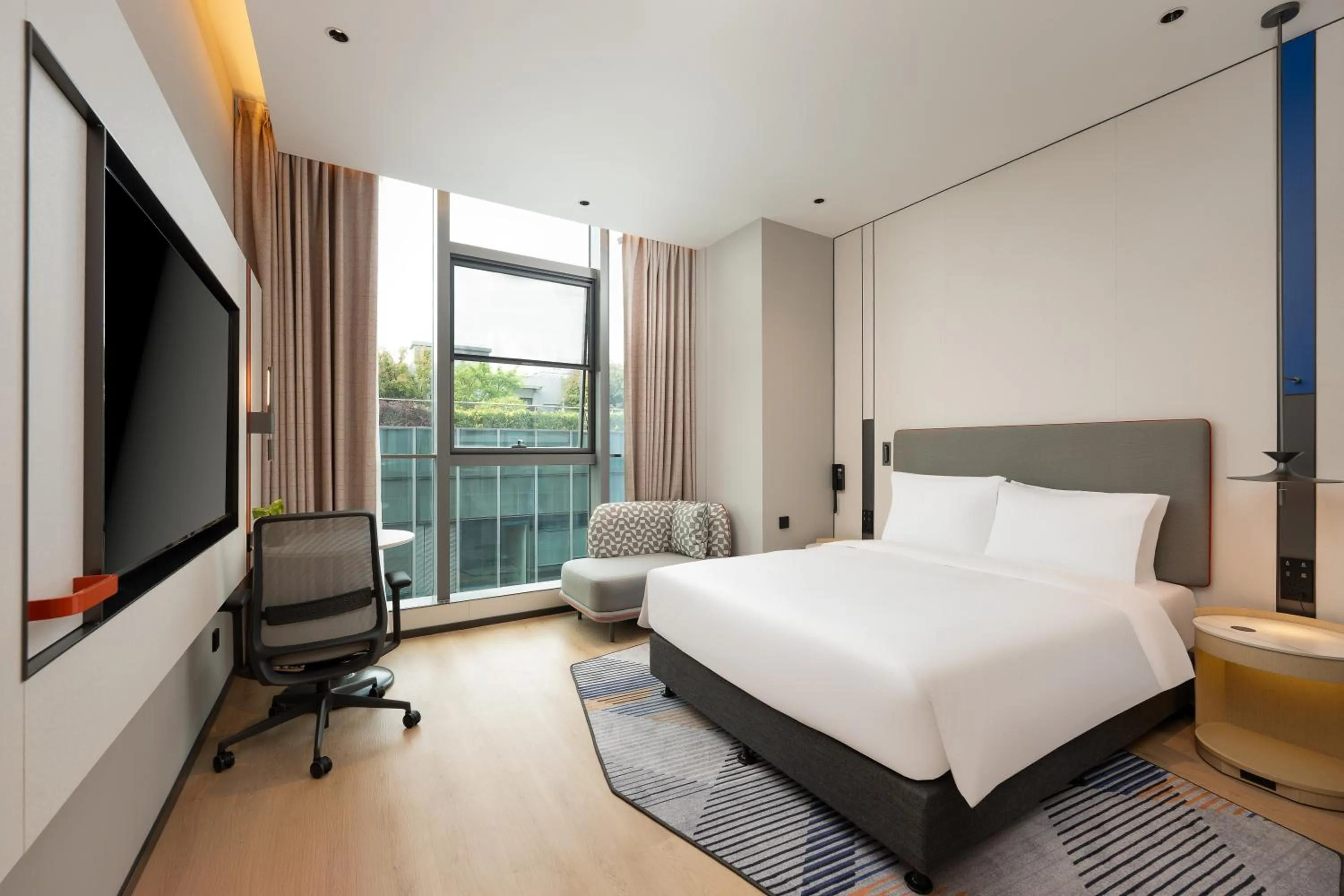 Photo of the whole room, Bed in Holiday Inn Express Shanghai Hongqiao CBD by IHG