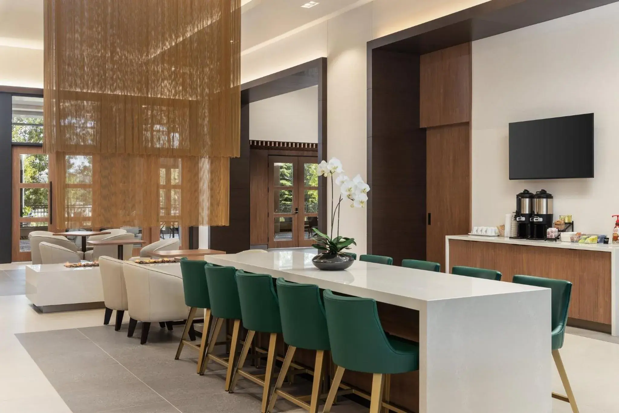 Property building in Staybridge Suites Montreal Airport - St-Laurent by IHG Property building in Staybridge Suites Montreal Airport - St-Laurent by IHG