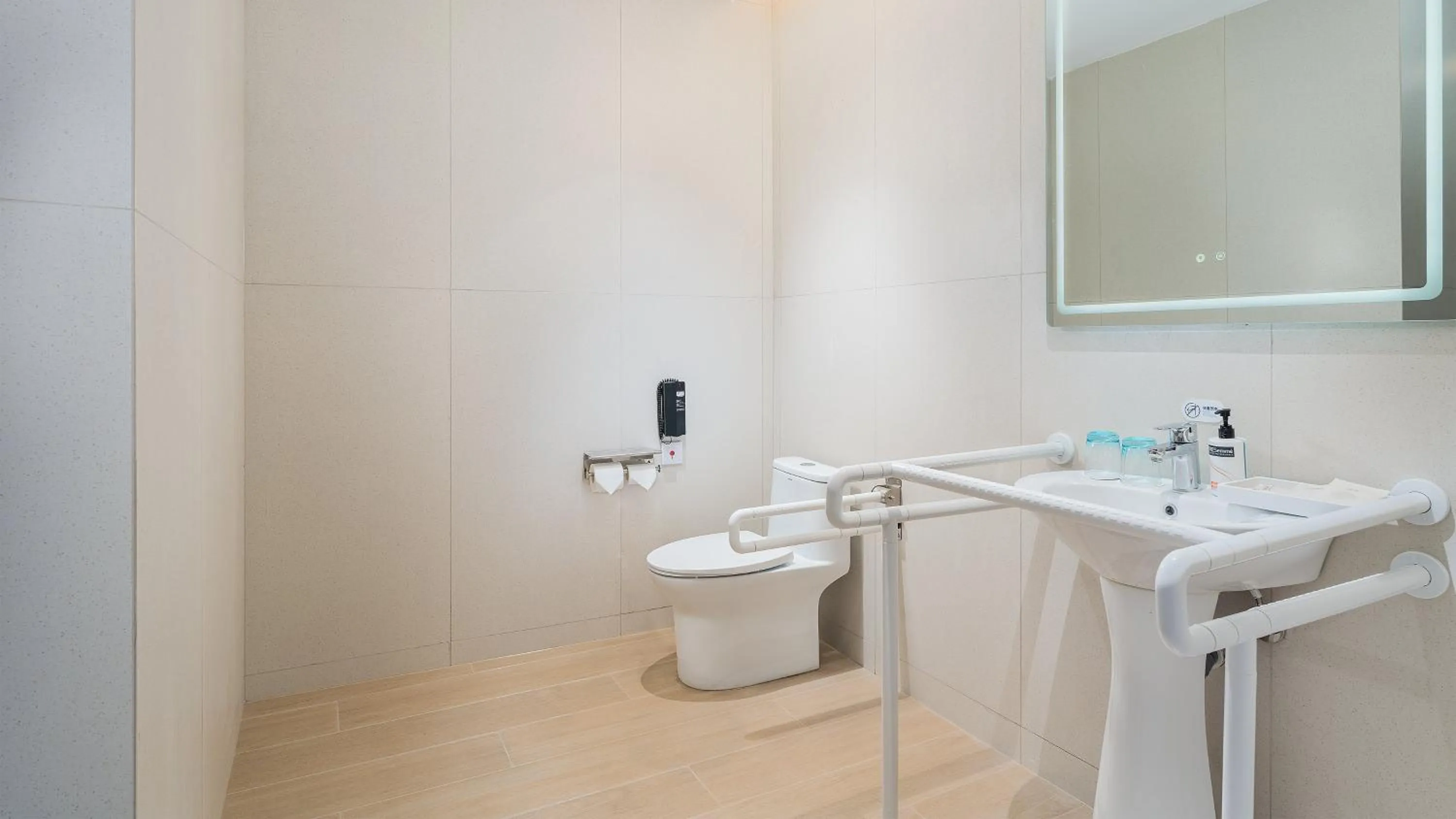 Bathroom in Holiday Inn Express Yangzhou Grand Canal Theatre