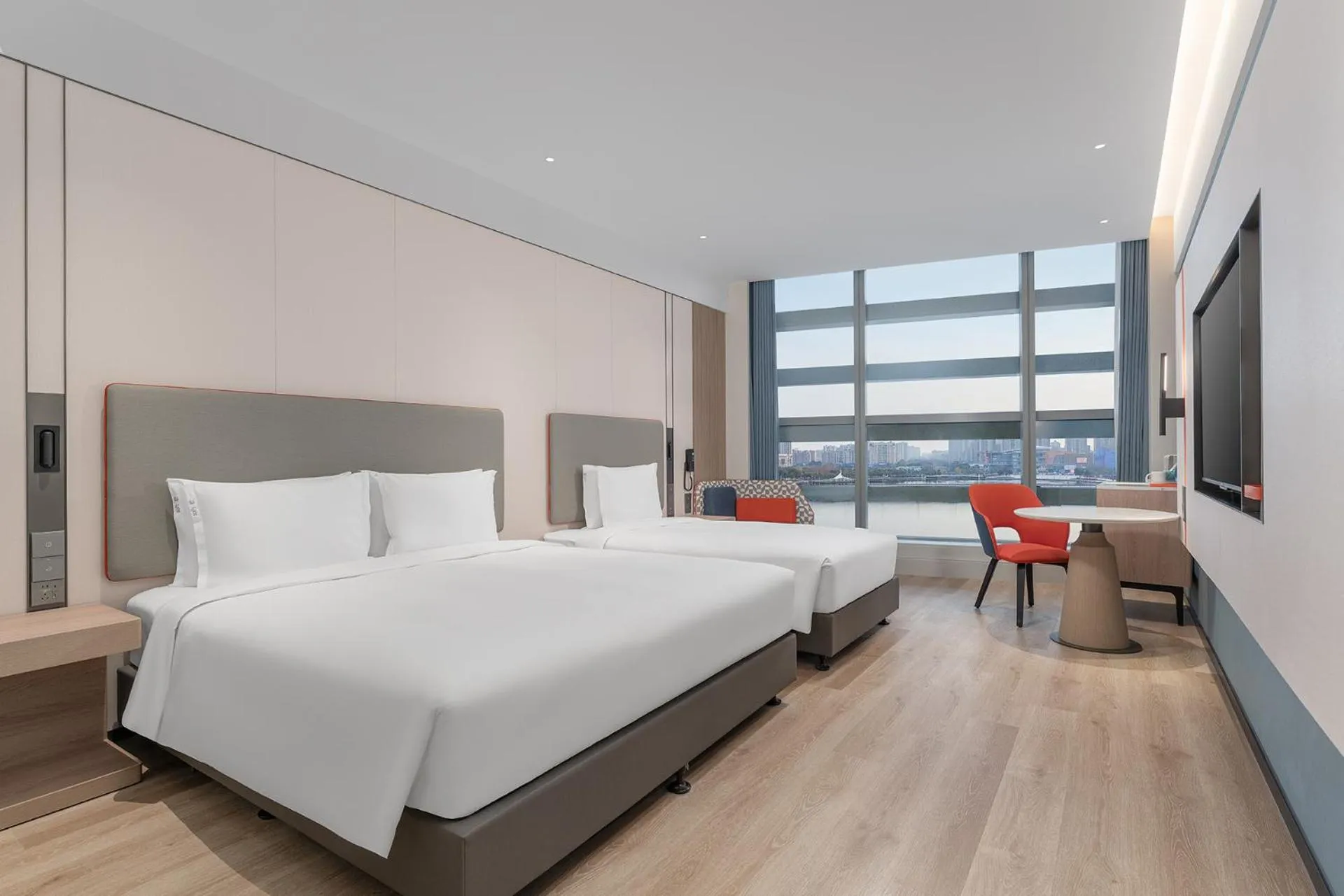 Photo of the whole room, Bed in Holiday Inn Express Yangzhou Grand Canal Theatre