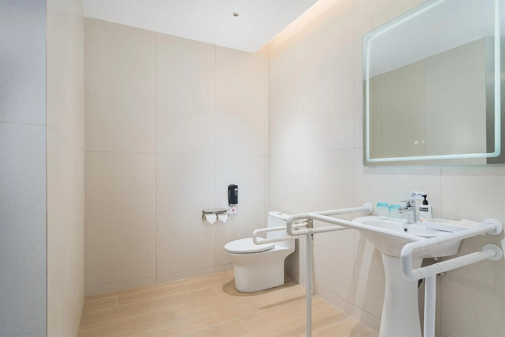 Toilet in Holiday Inn Express Yangzhou Grand Canal Theatre