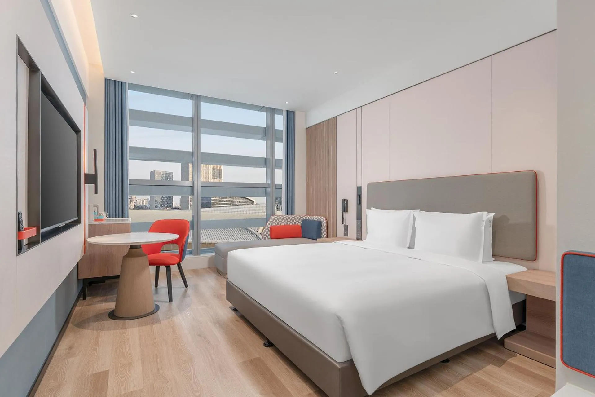 Photo of the whole room, Bed in Holiday Inn Express Yangzhou Grand Canal Theatre