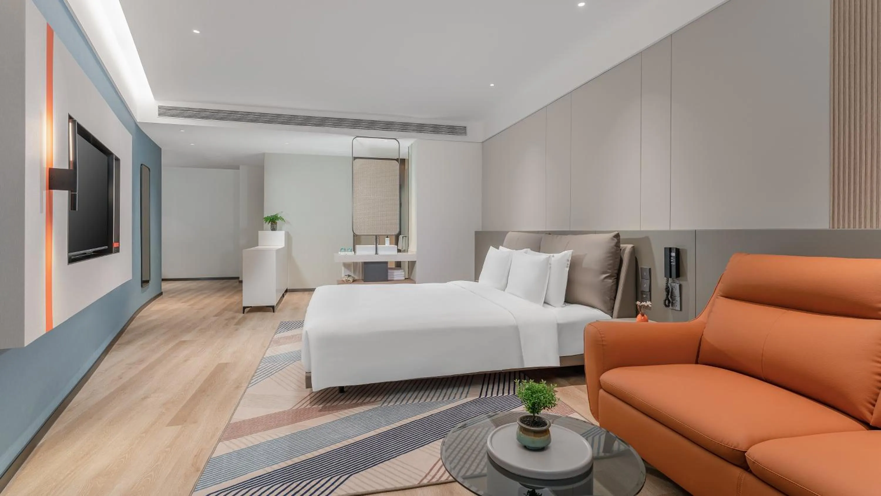 Photo of the whole room, Bed in Holiday Inn Express Yangzhou Grand Canal Theatre