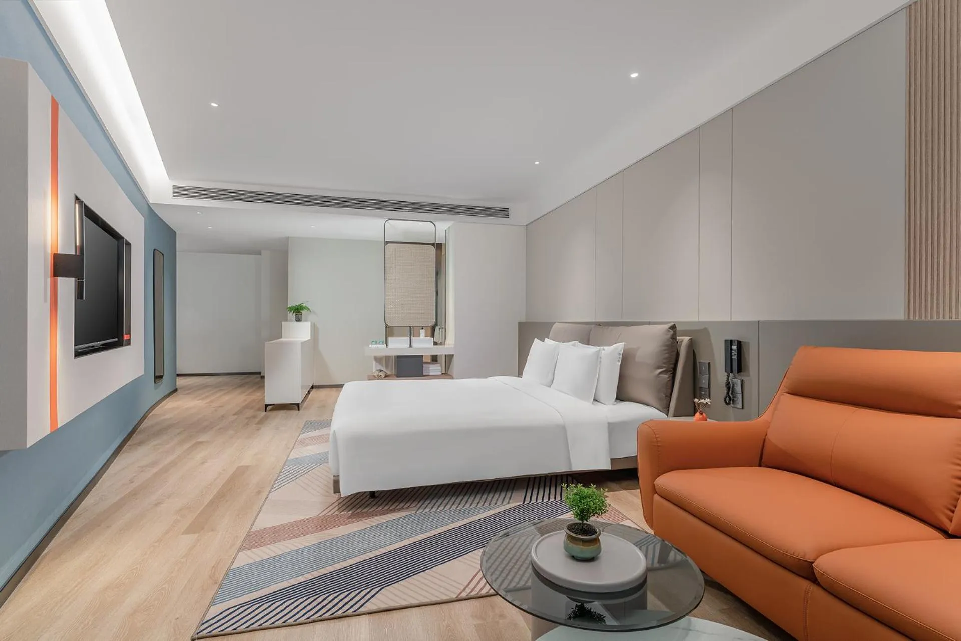 Photo of the whole room, Bed in Holiday Inn Express Yangzhou Grand Canal Theatre