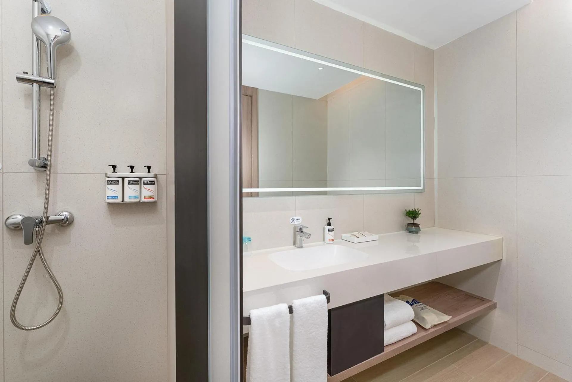 Toilet in Holiday Inn Express Yangzhou Grand Canal Theatre