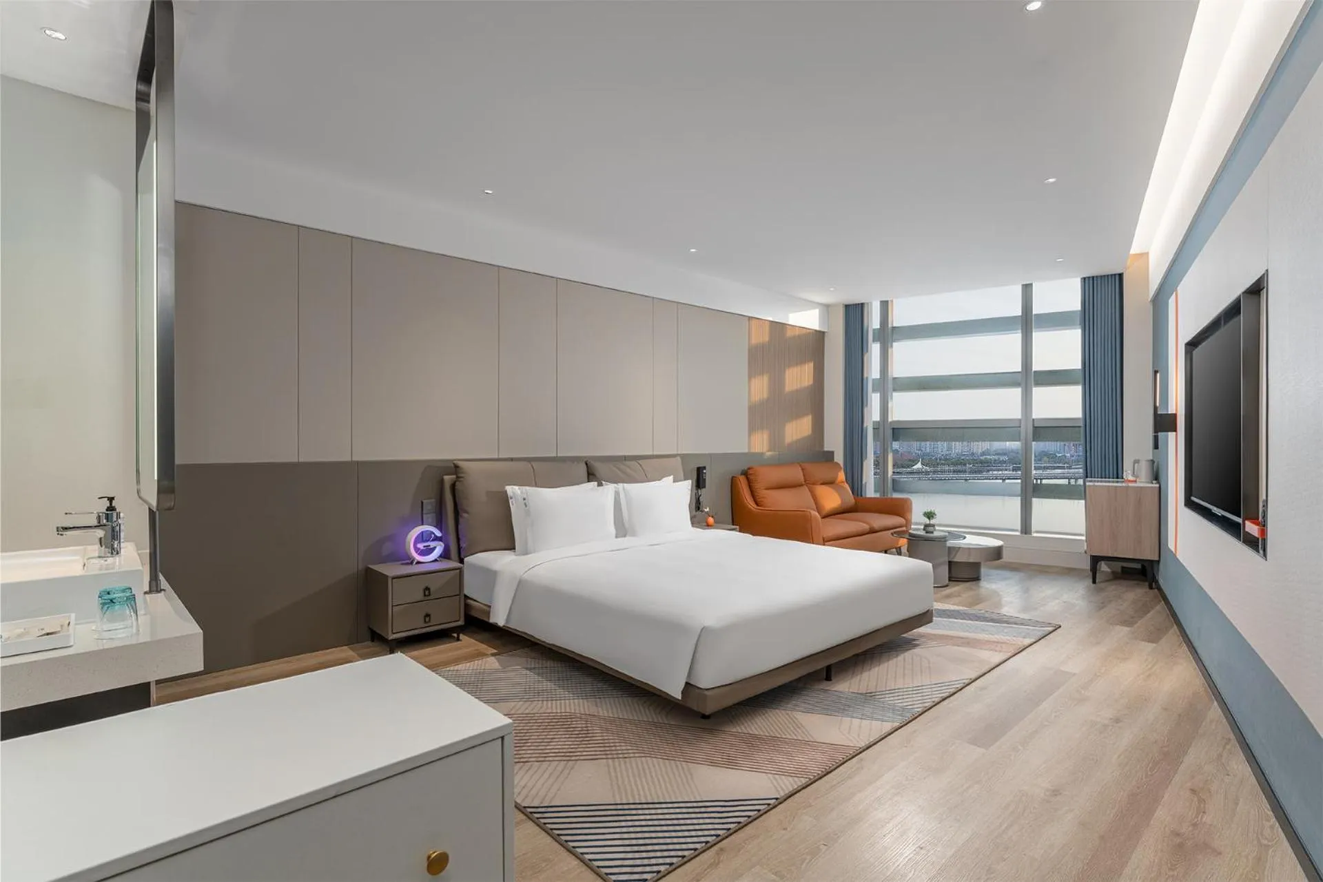 Seating area, Bed in Holiday Inn Express Yangzhou Grand Canal Theatre