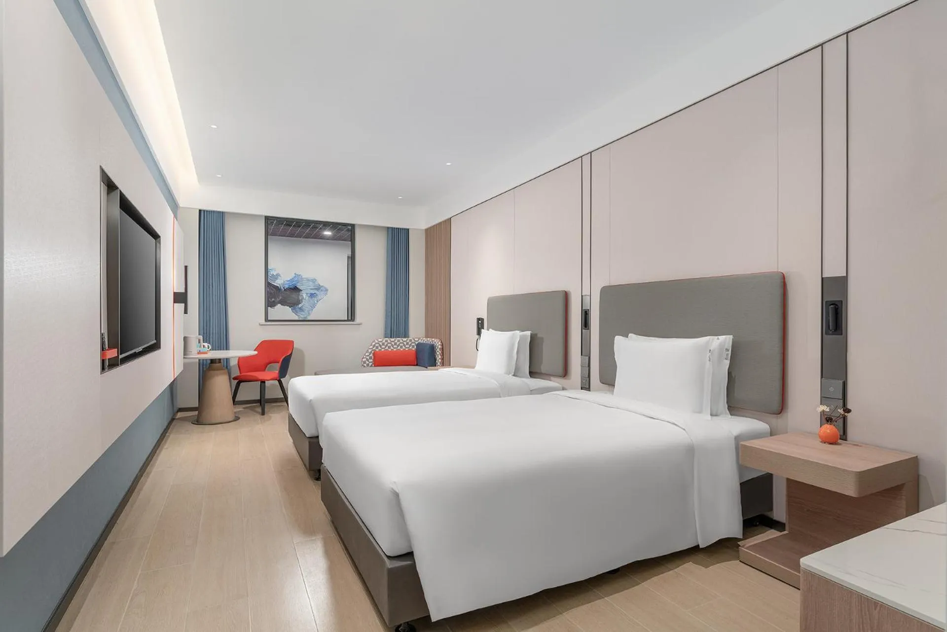 Photo of the whole room, Bed in Holiday Inn Express Yangzhou Grand Canal Theatre