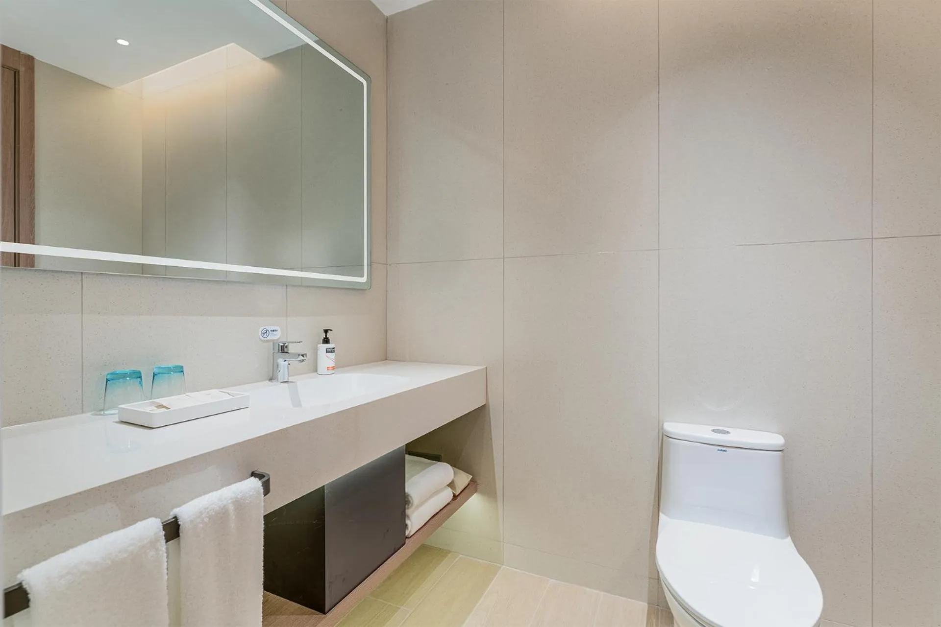 Toilet in Holiday Inn Express Yangzhou Grand Canal Theatre