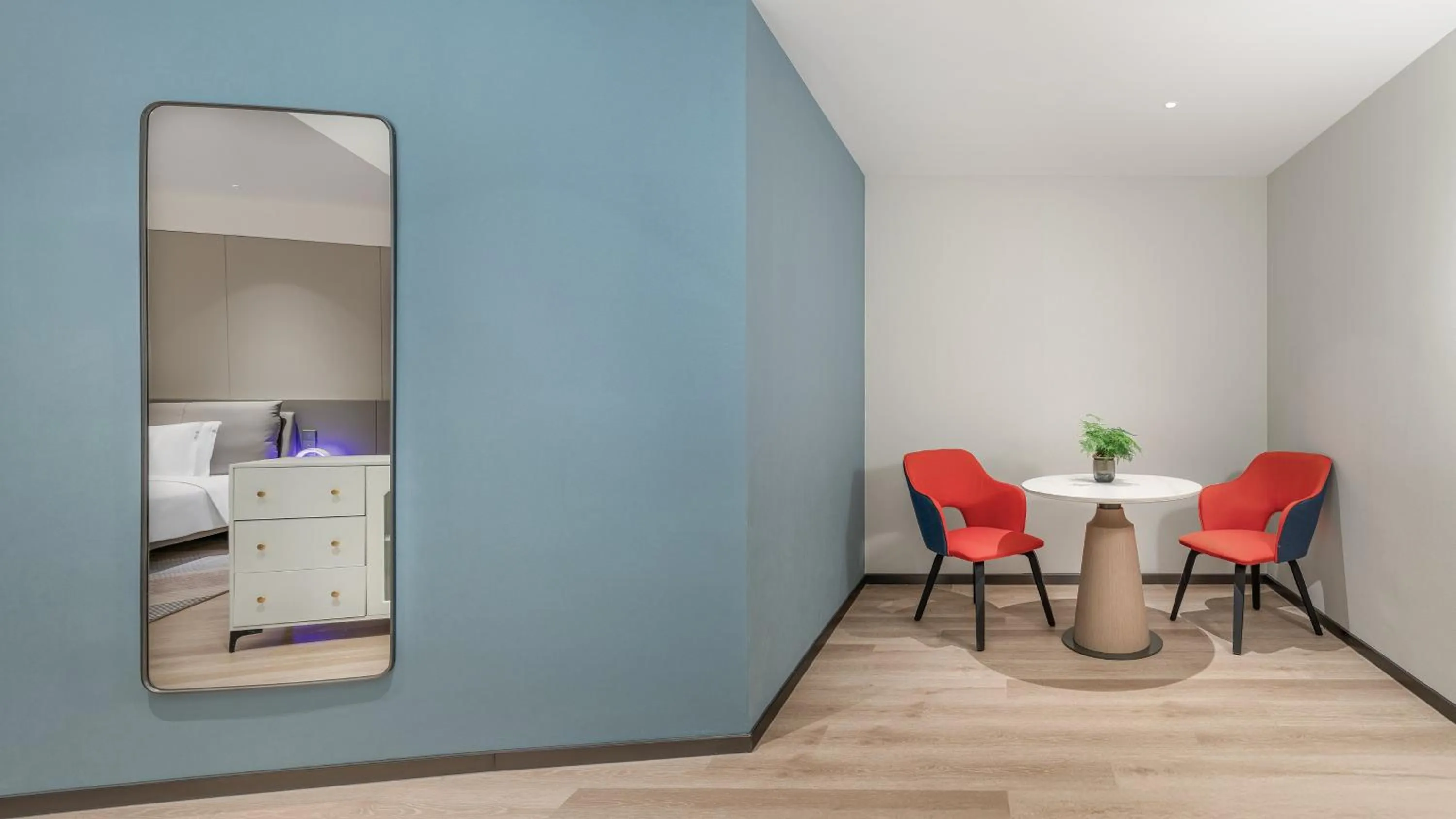 Photo of the whole room in Holiday Inn Express Yangzhou Grand Canal Theatre