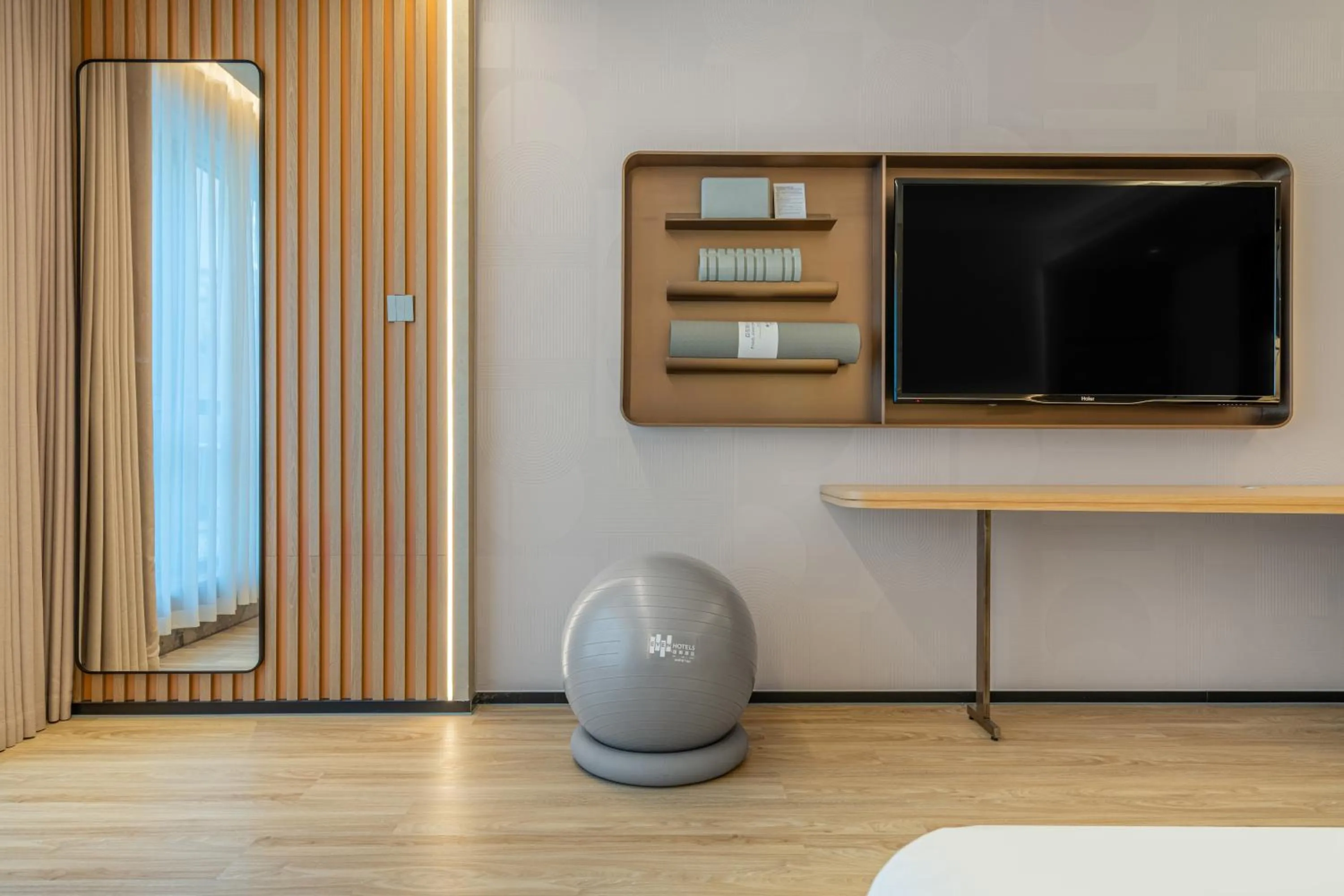 Communal lounge/ TV room in EVEN Hotel Hangzhou Yintai City by IHG