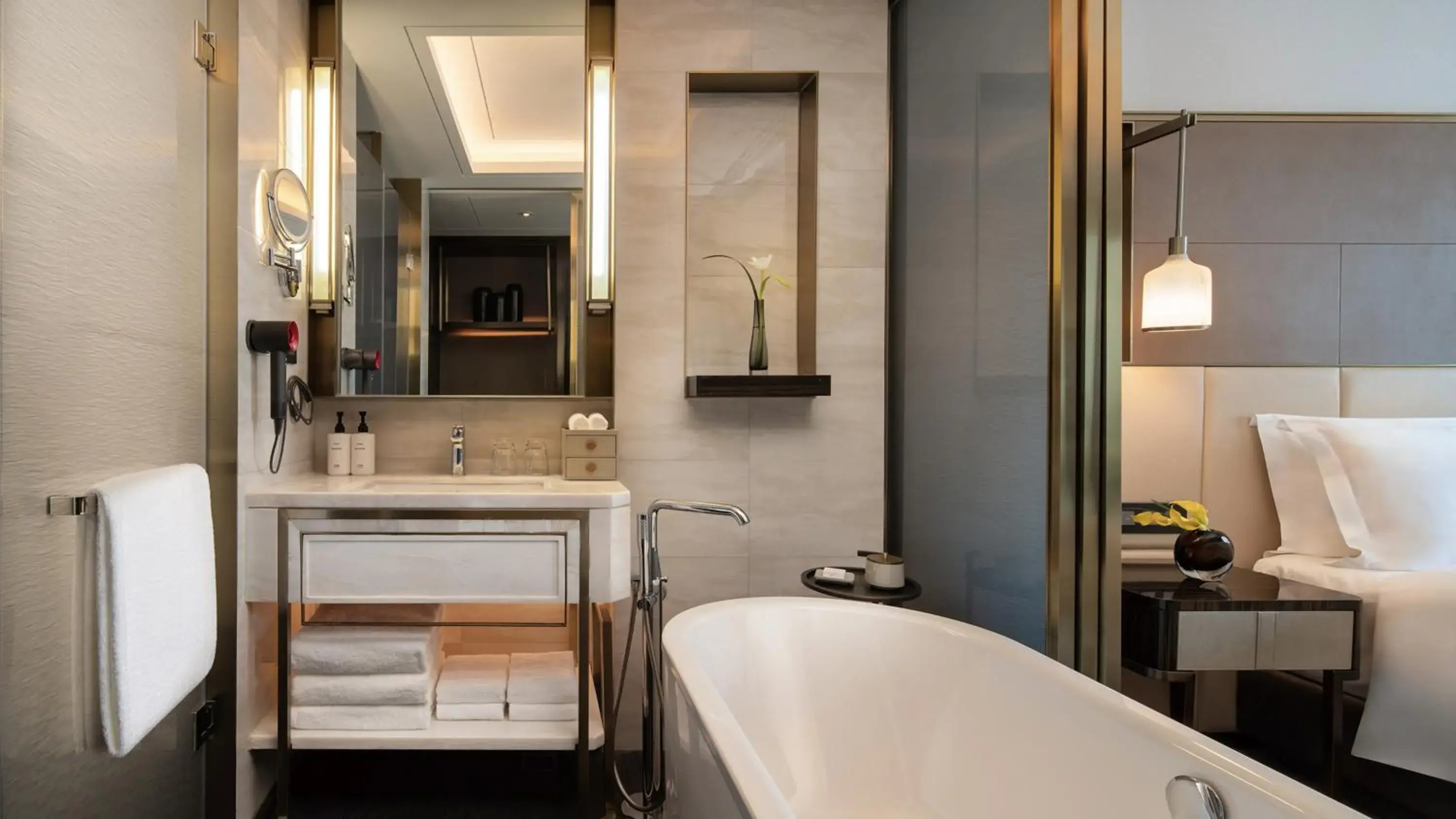 Bath, Bed in InterContinental Hotels Zhengzhou Zhengdong Bath, Bed in InterContinental Hotels Zhengzhou Zhengdong