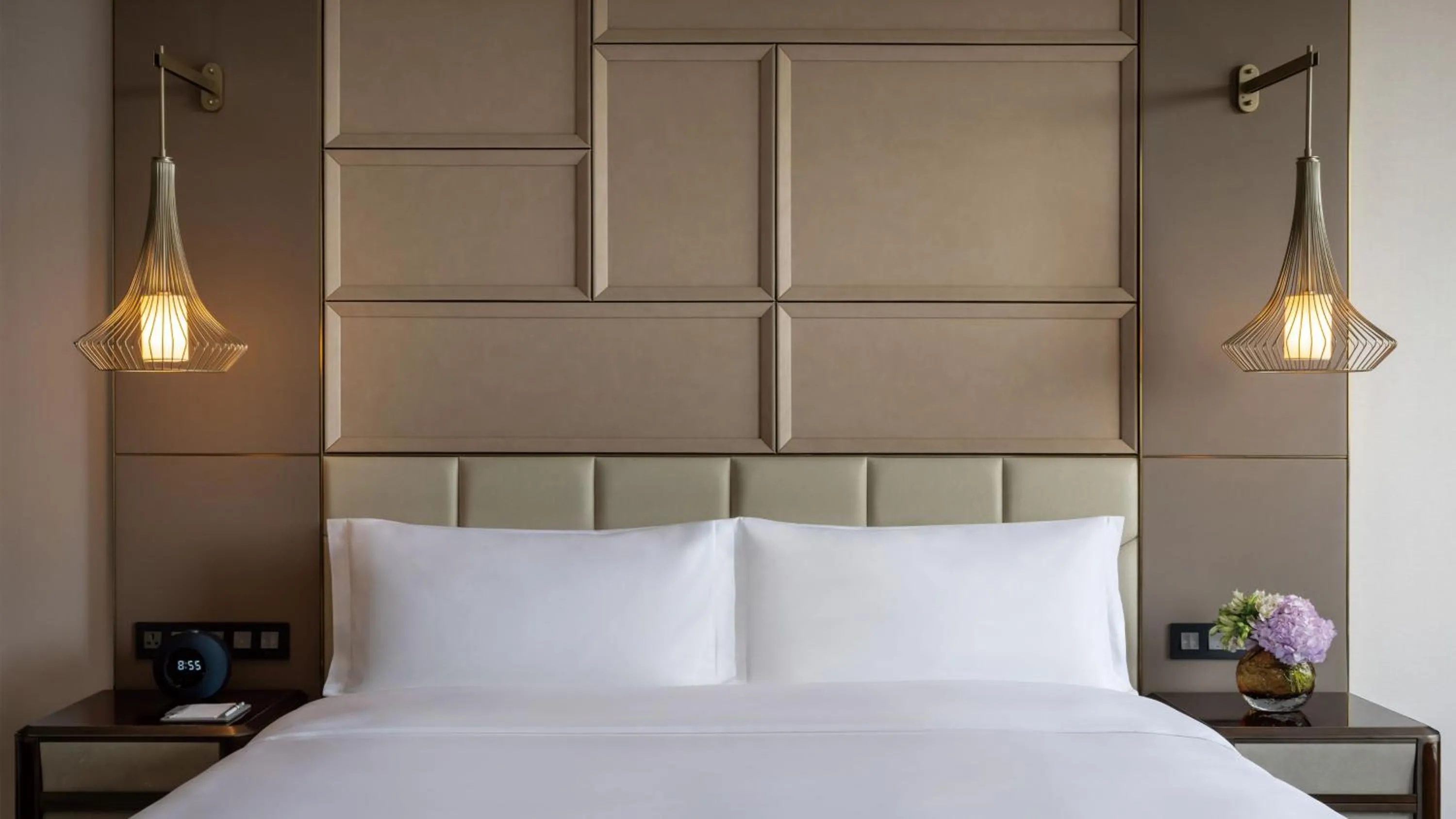 Photo of the whole room, Bed in InterContinental Hotels Zhengzhou Zhengdong