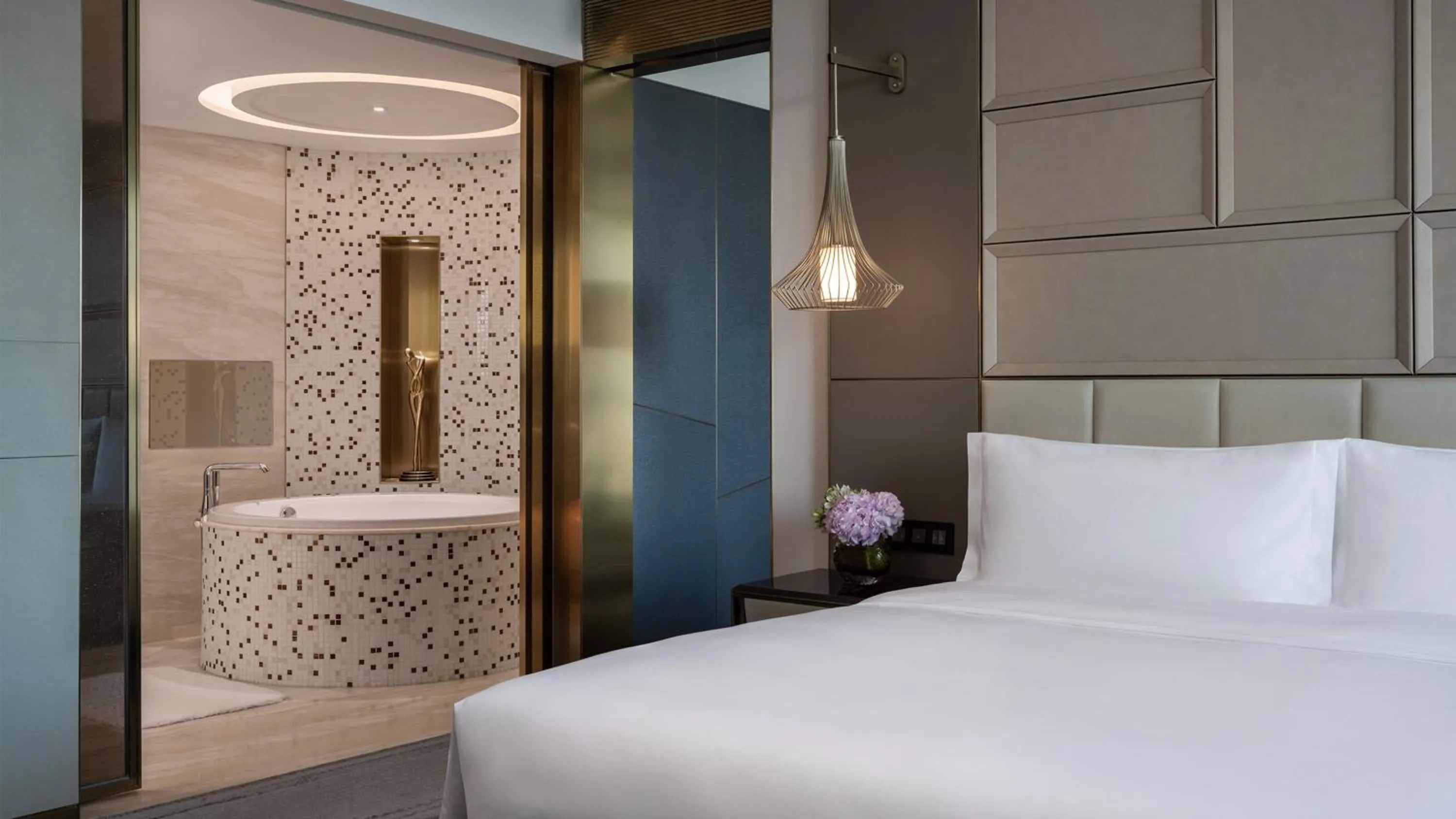 Photo of the whole room, Bed in InterContinental Hotels Zhengzhou Zhengdong