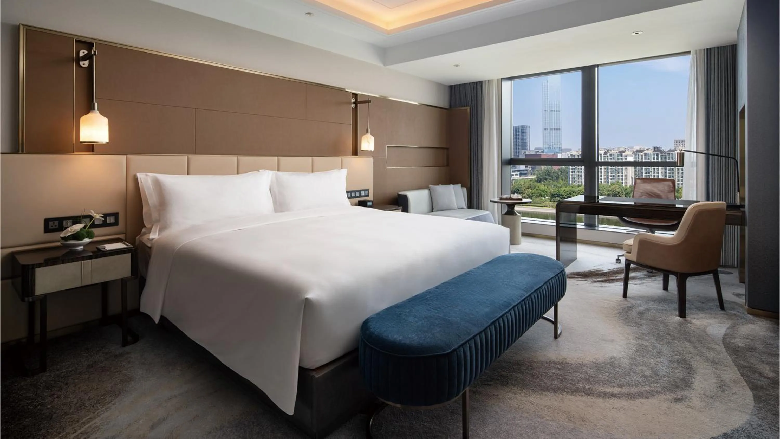 Photo of the whole room, Bed in InterContinental Hotels Zhengzhou Zhengdong