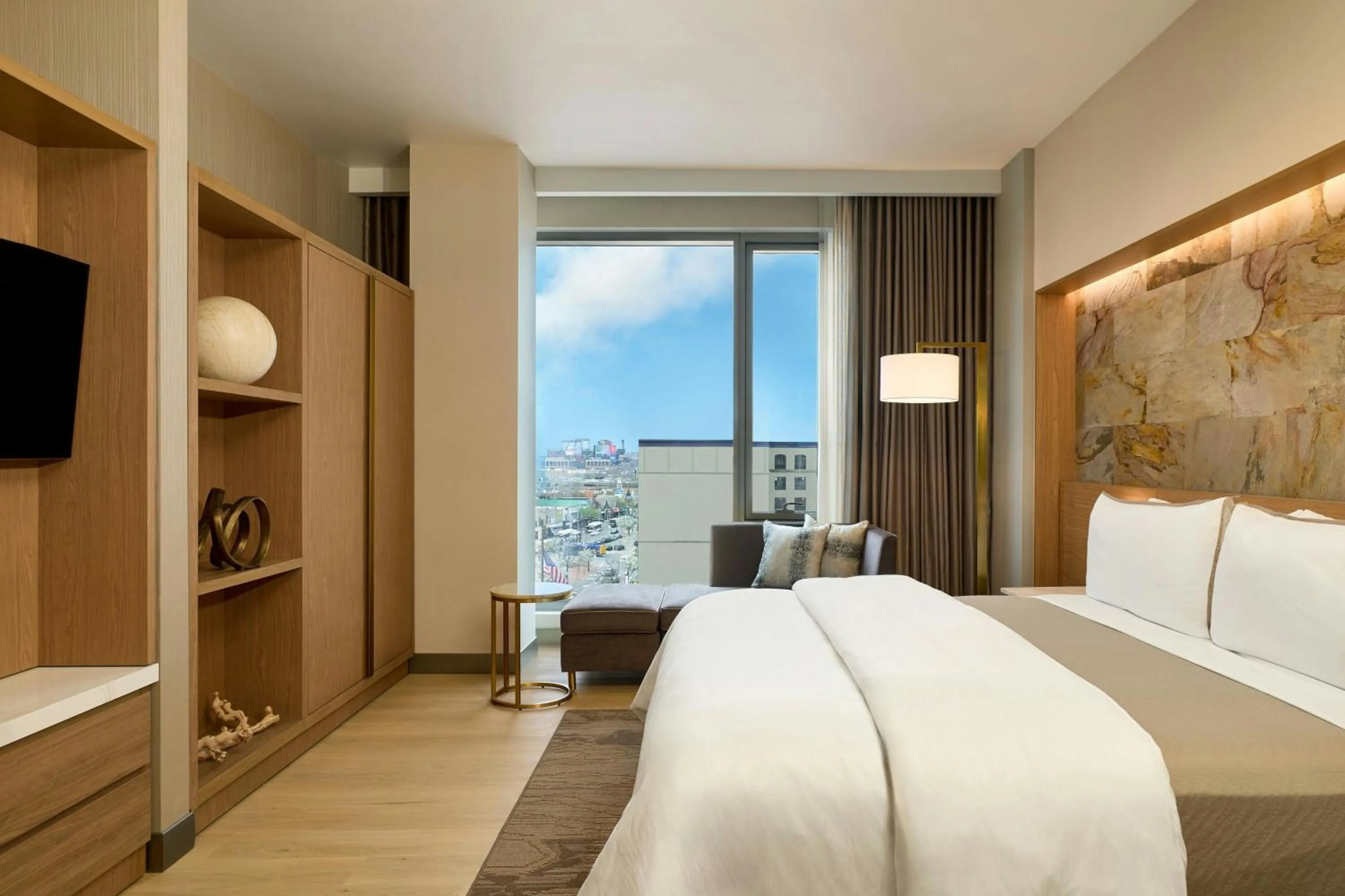 Bedroom, Bed in The Westin Flushing LaGuardia Airport