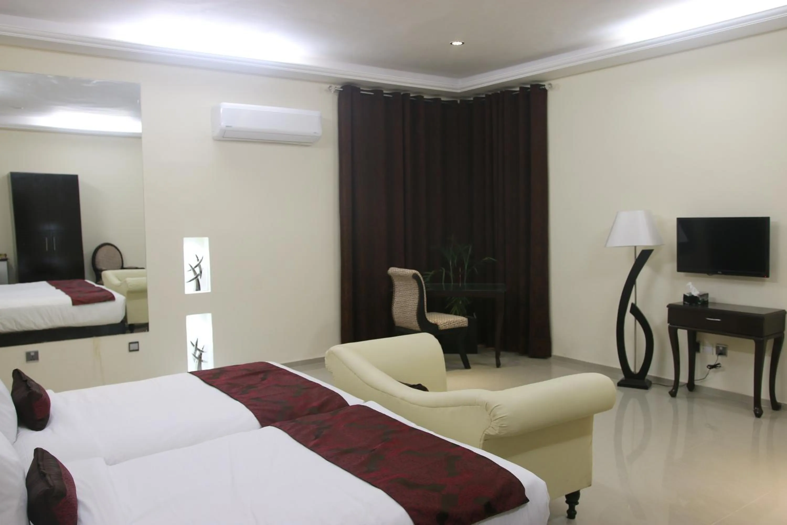 Photo of the whole room in Grand Enclave