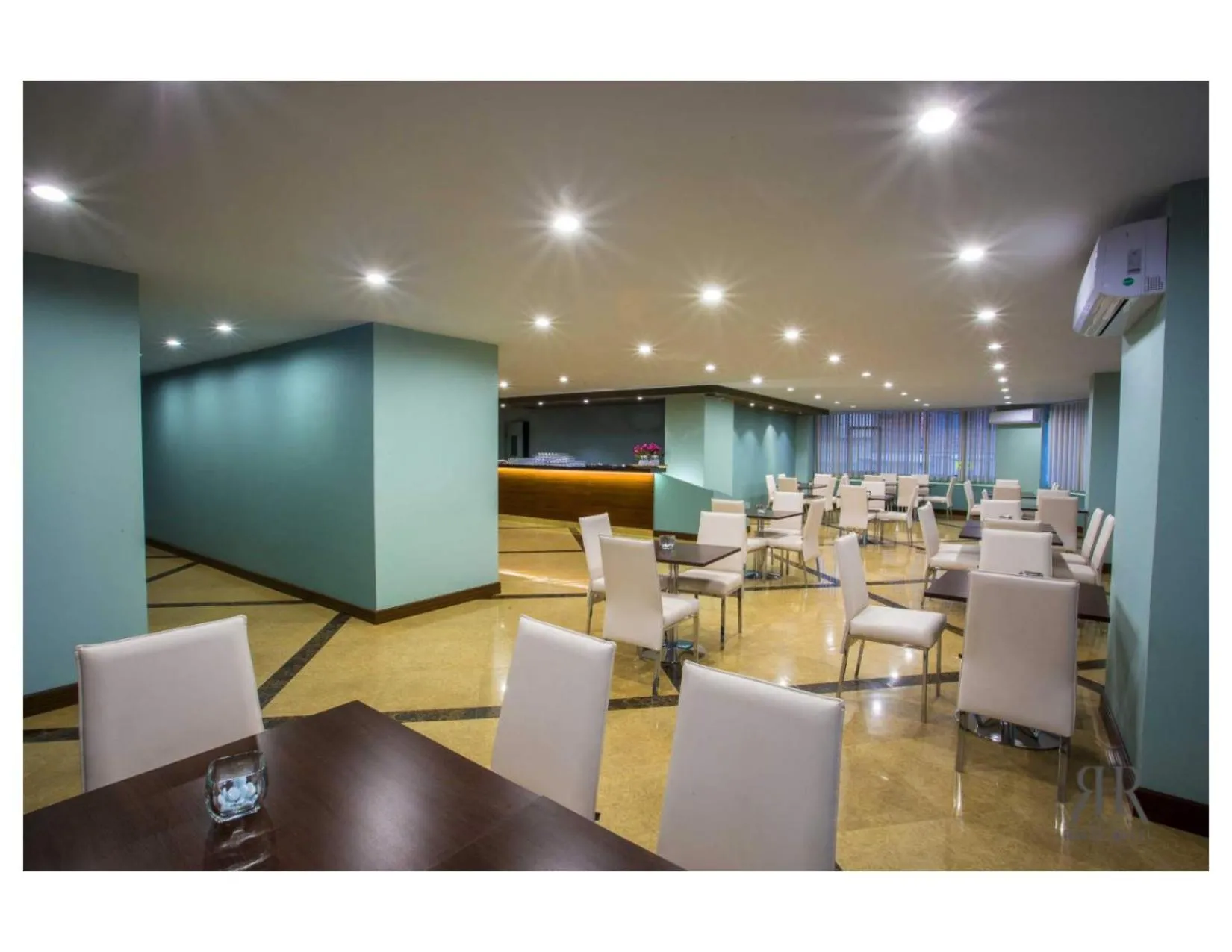 Restaurant/places to eat in ROLES Hotel