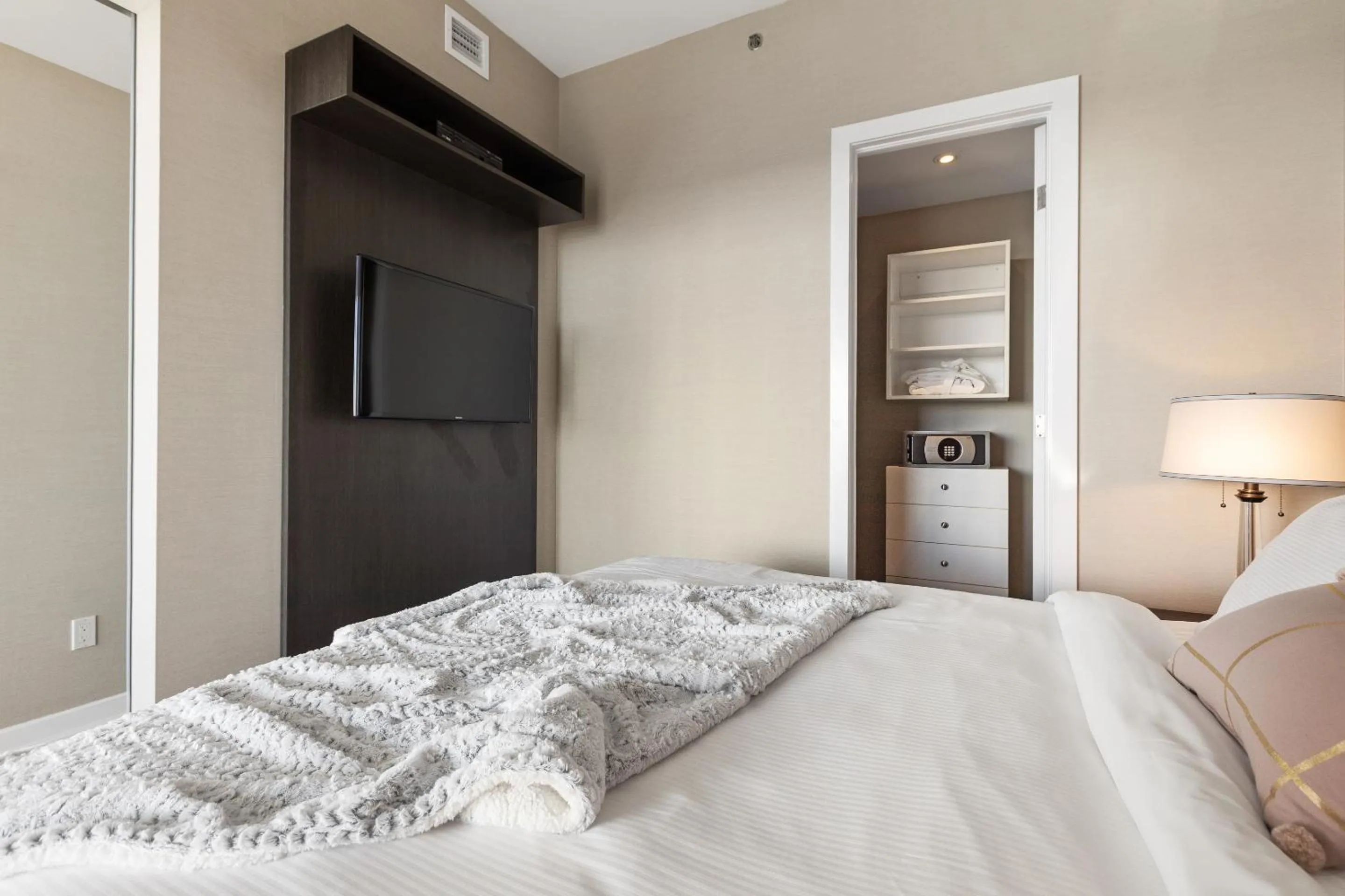 Bed in SOHO Residences Lisgar
