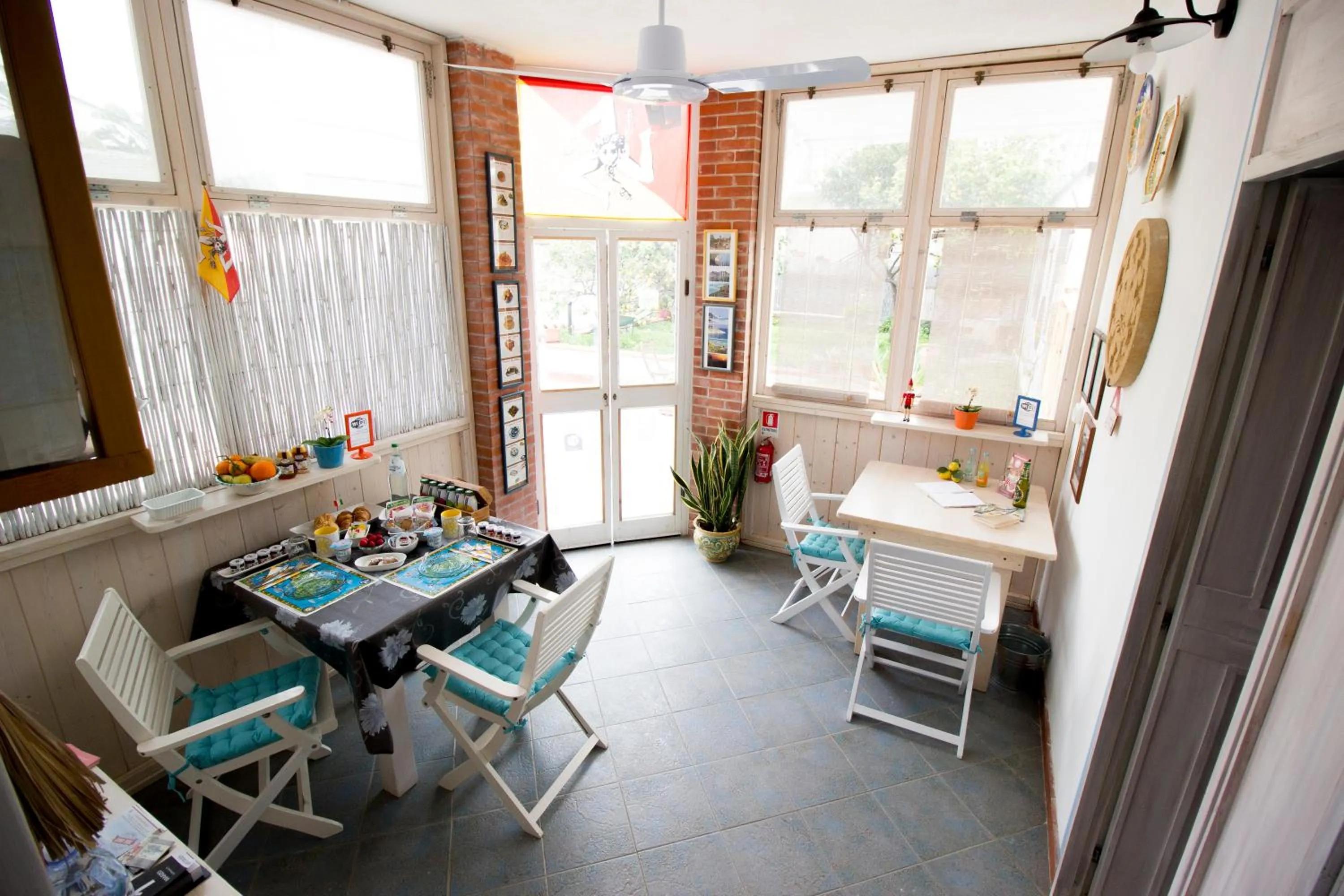 Dining area in B&B San Leone