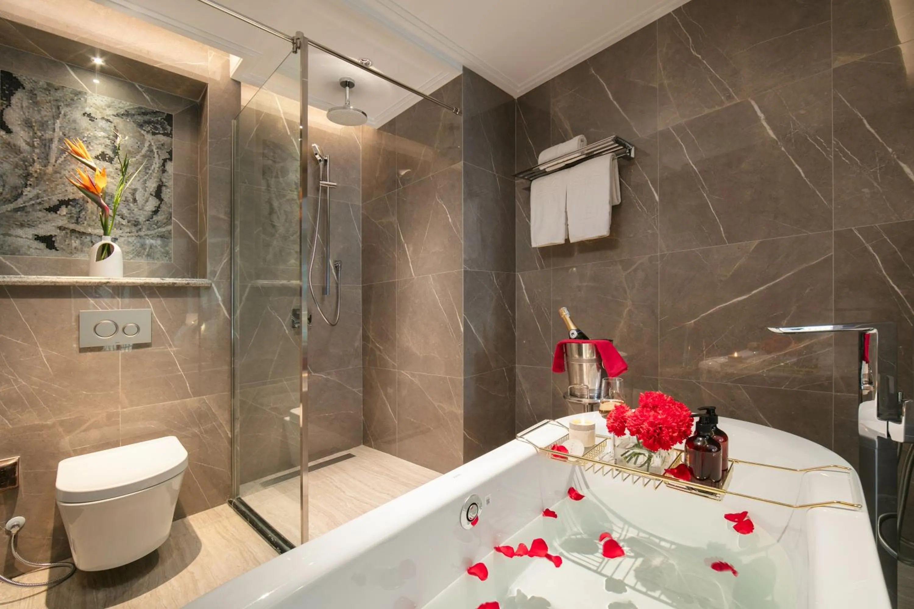 Shower in La Mejor Indochine Hotel