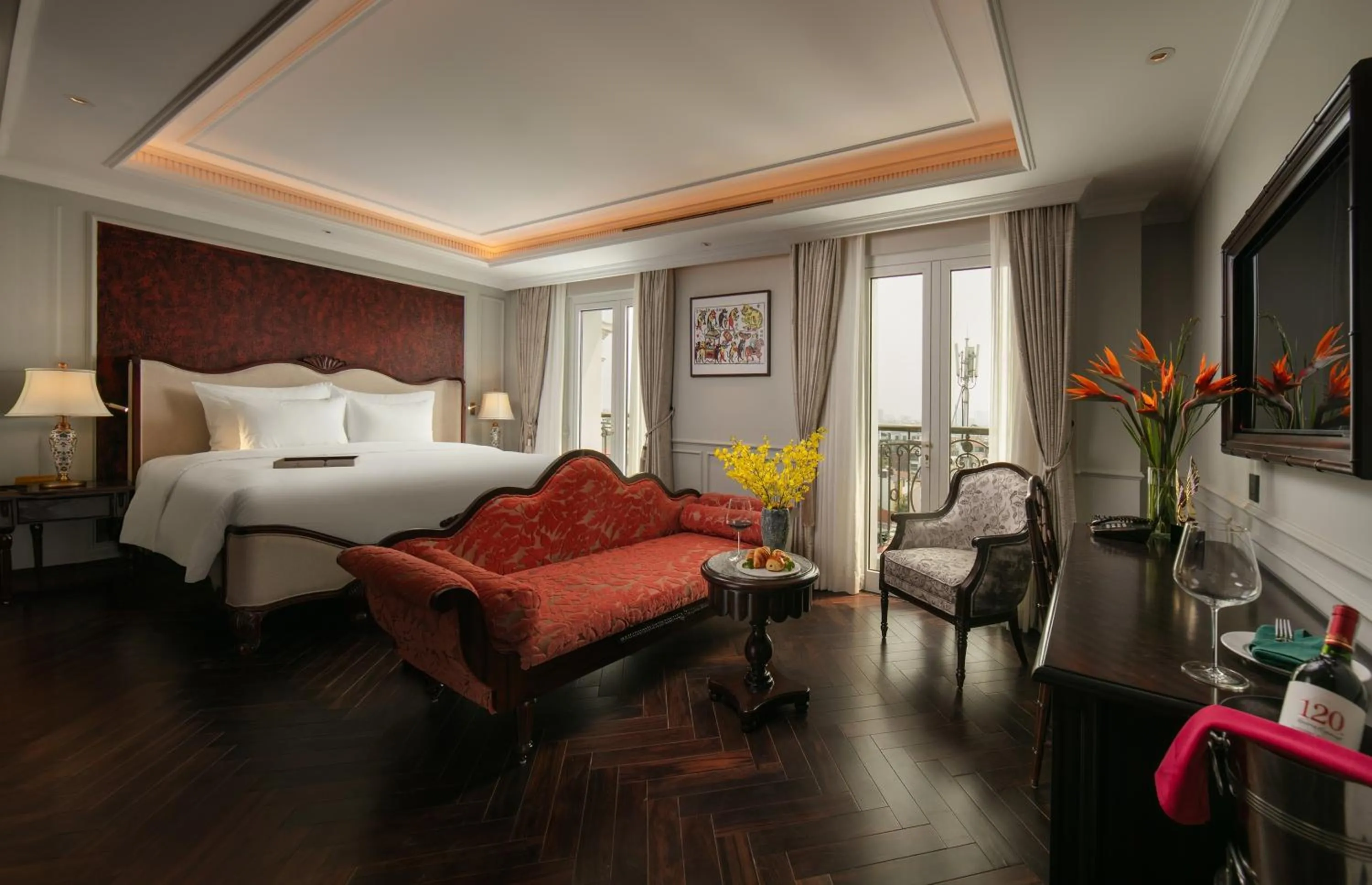 Bed in La Mejor Indochine Hotel