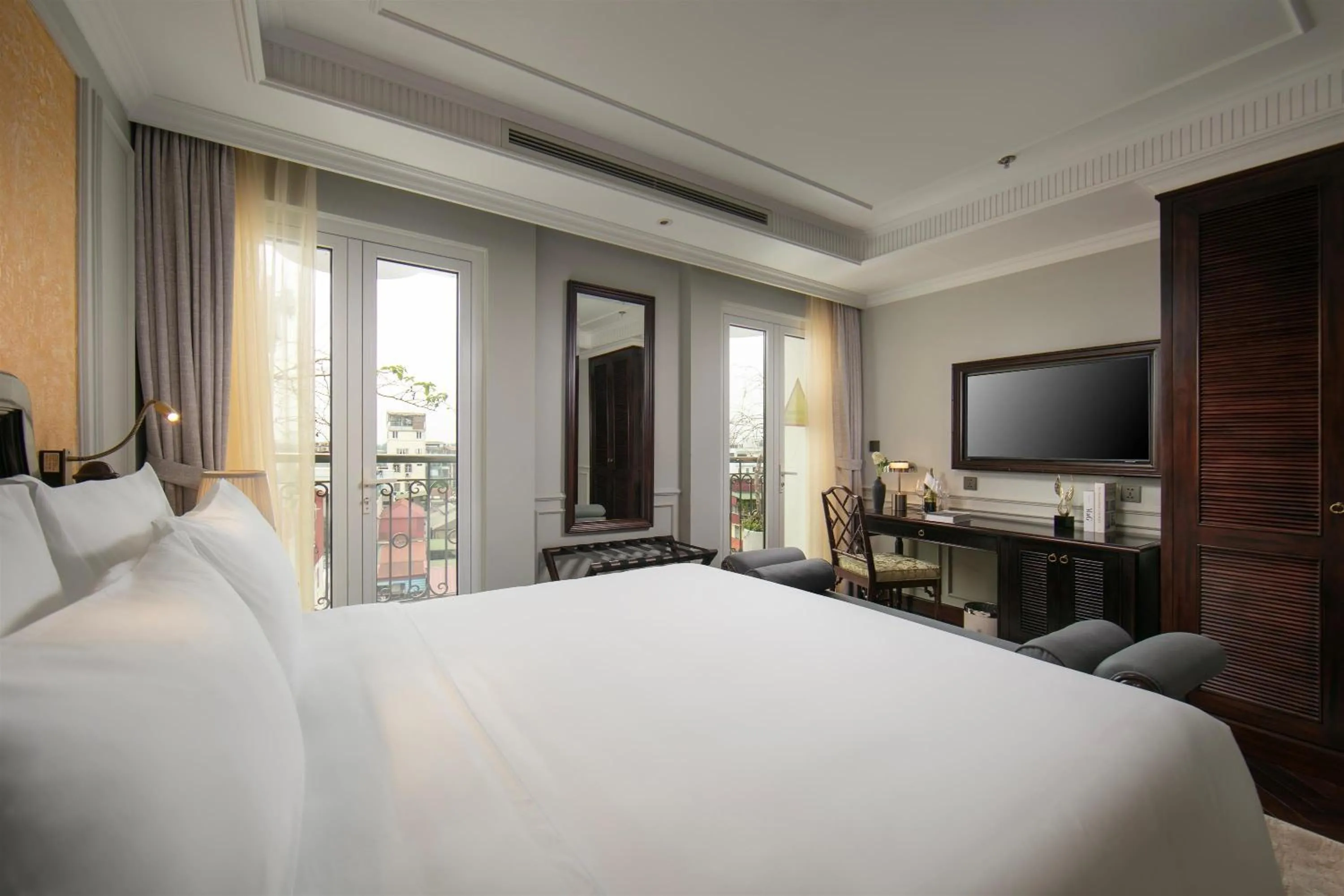 View (from property/room), Bed in La Mejor Indochine Hotel