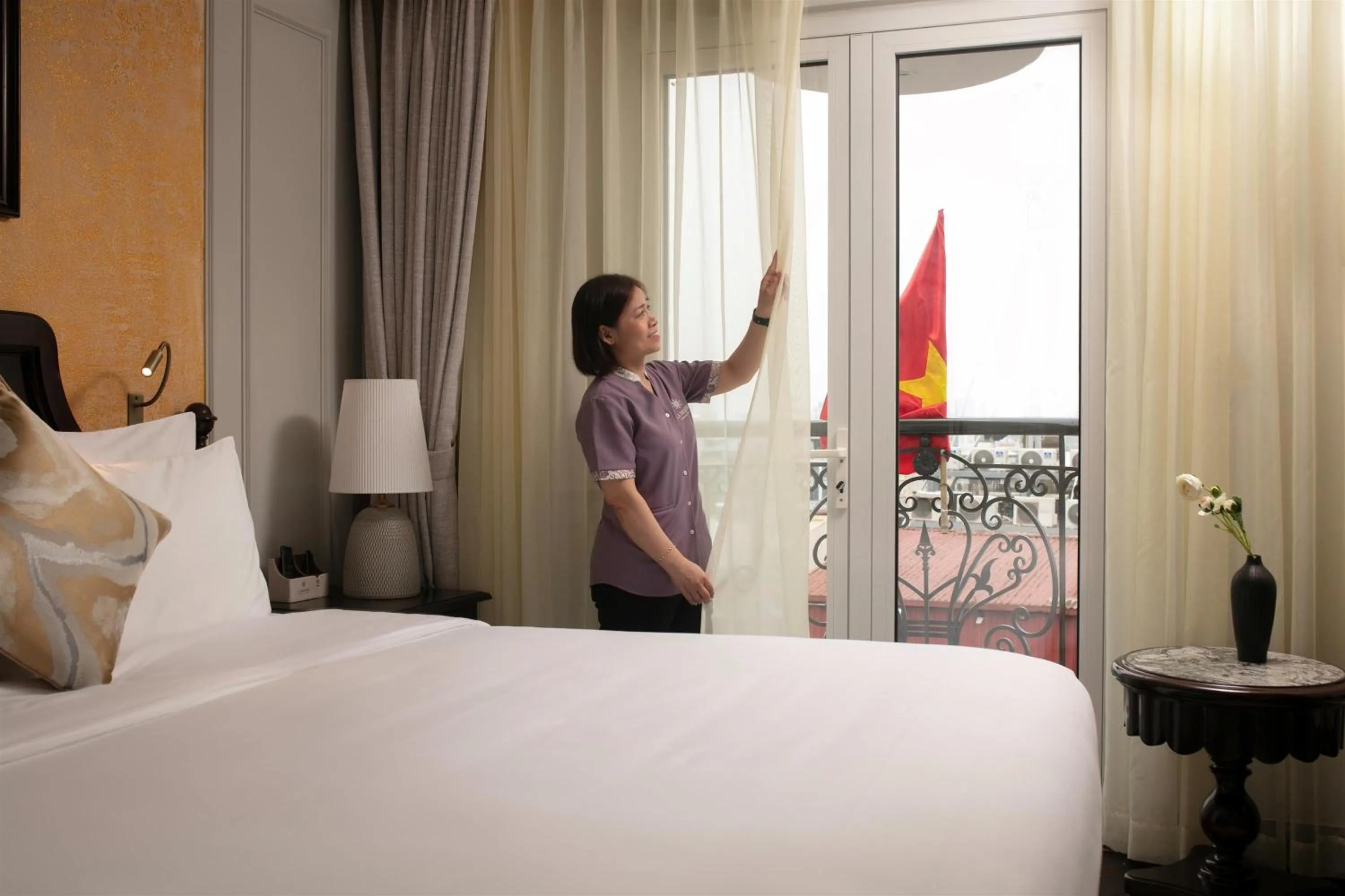 People, Bed in La Mejor Indochine Hotel