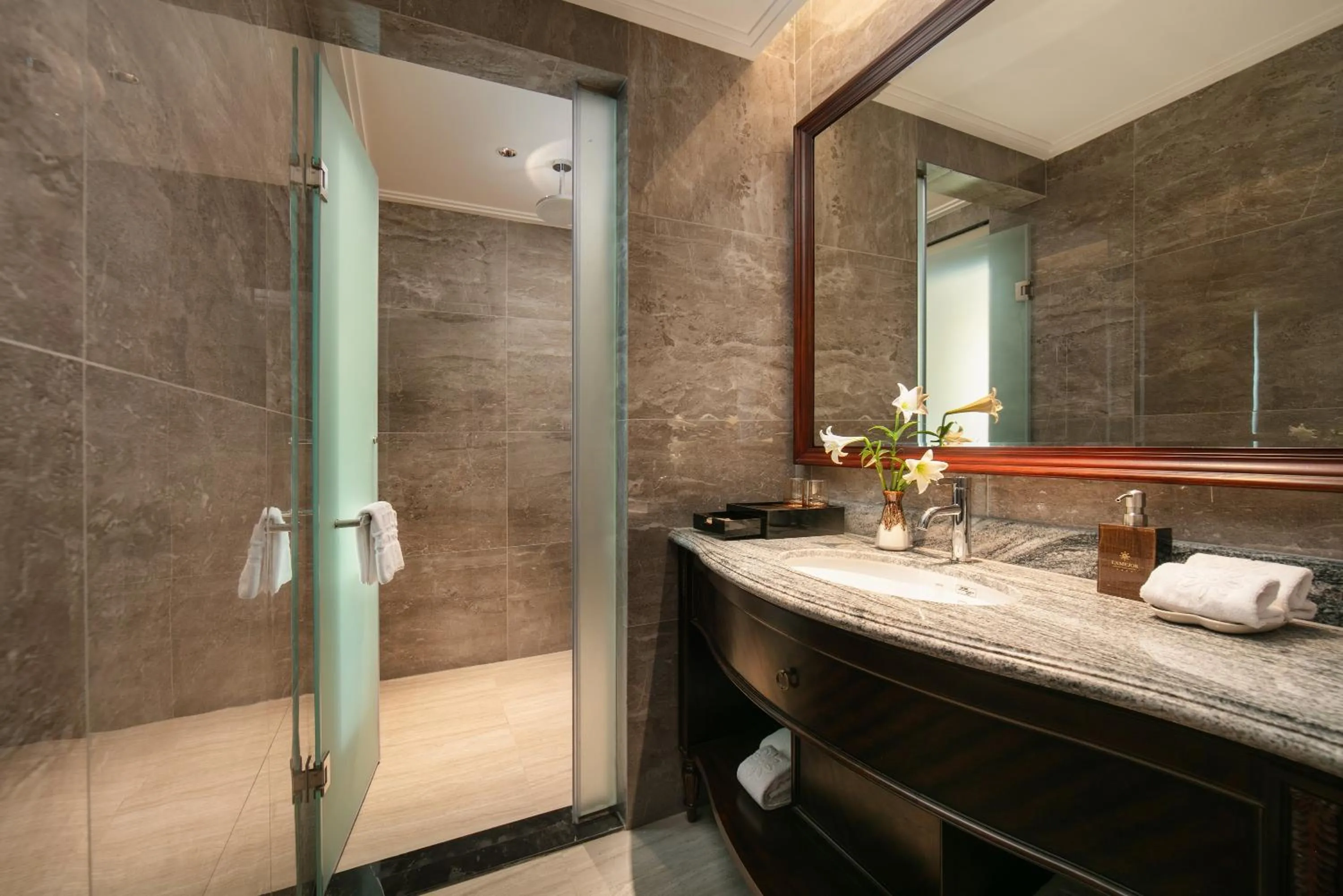 Shower in La Mejor Indochine Hotel