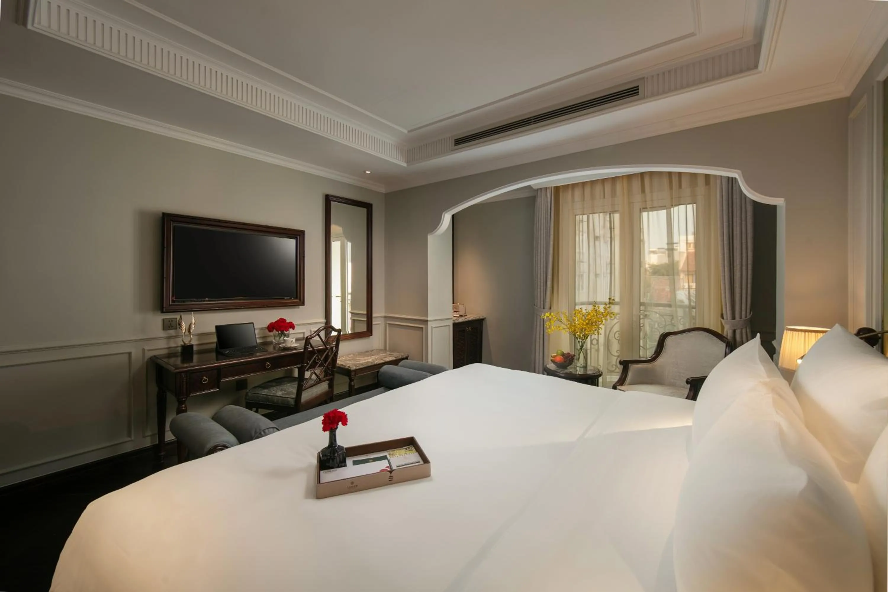 Photo of the whole room, Bed in La Mejor Indochine Hotel