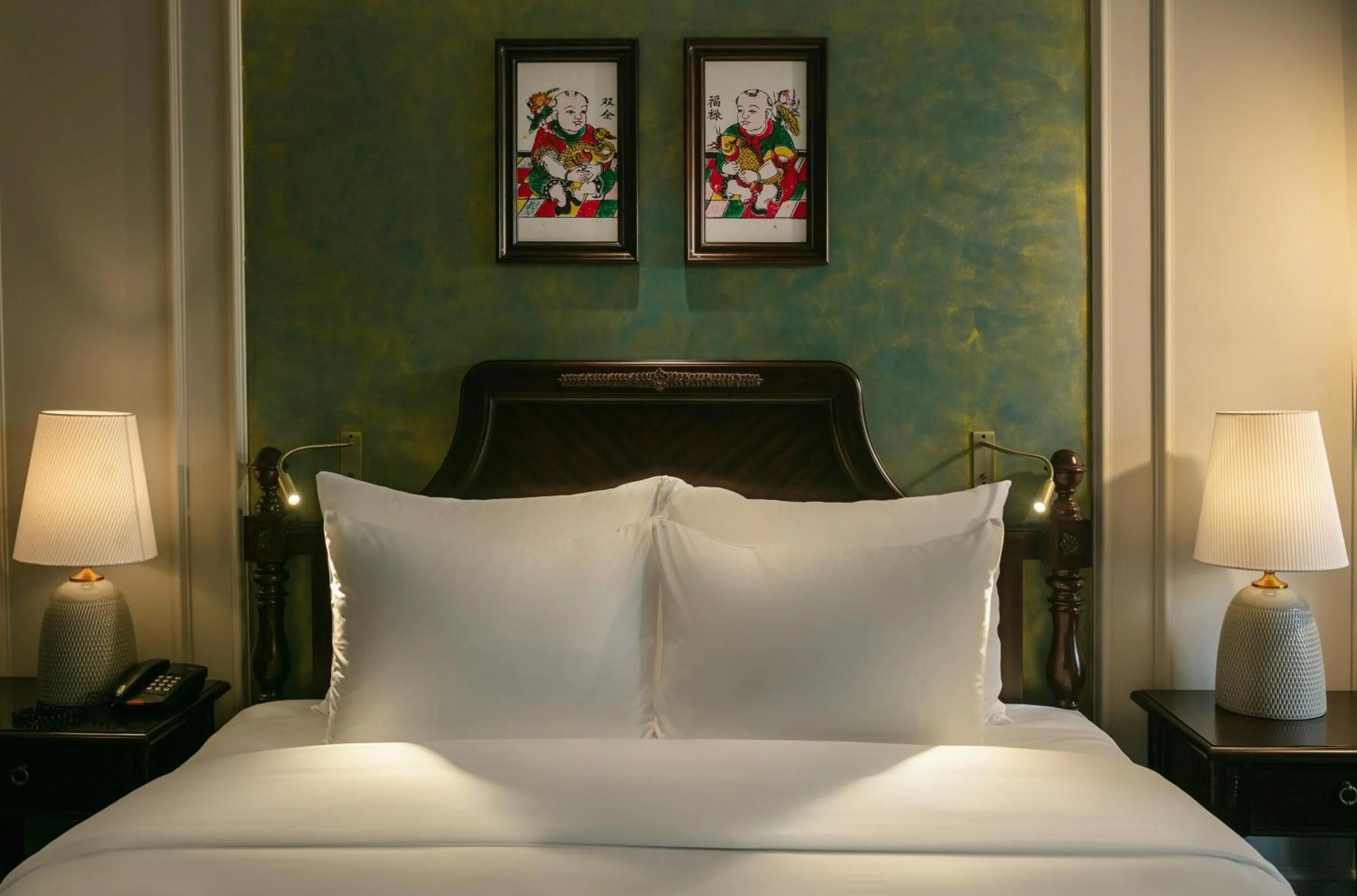 Bed in La Mejor Indochine Hotel