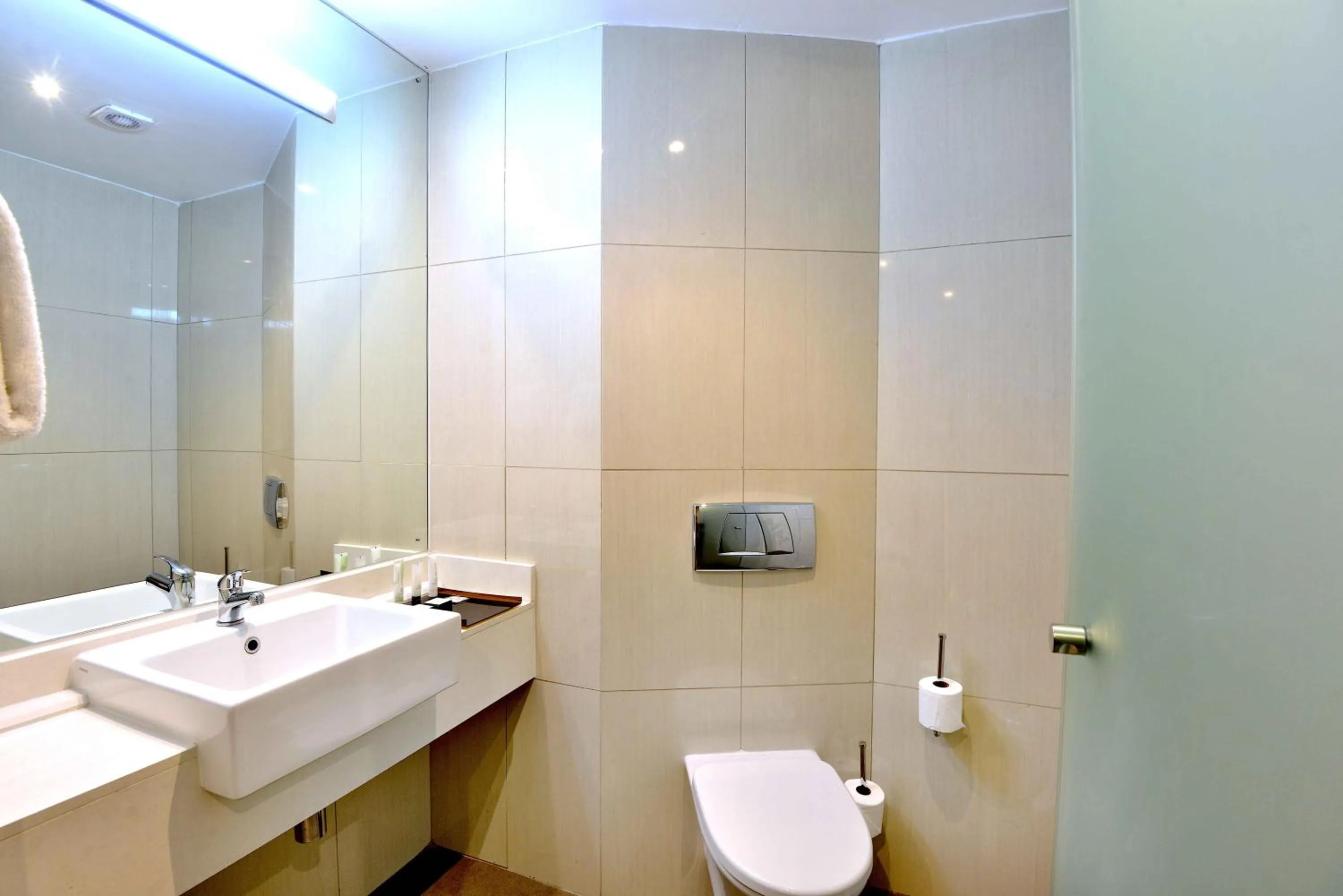 Toilet in Cresta Lodge Harare