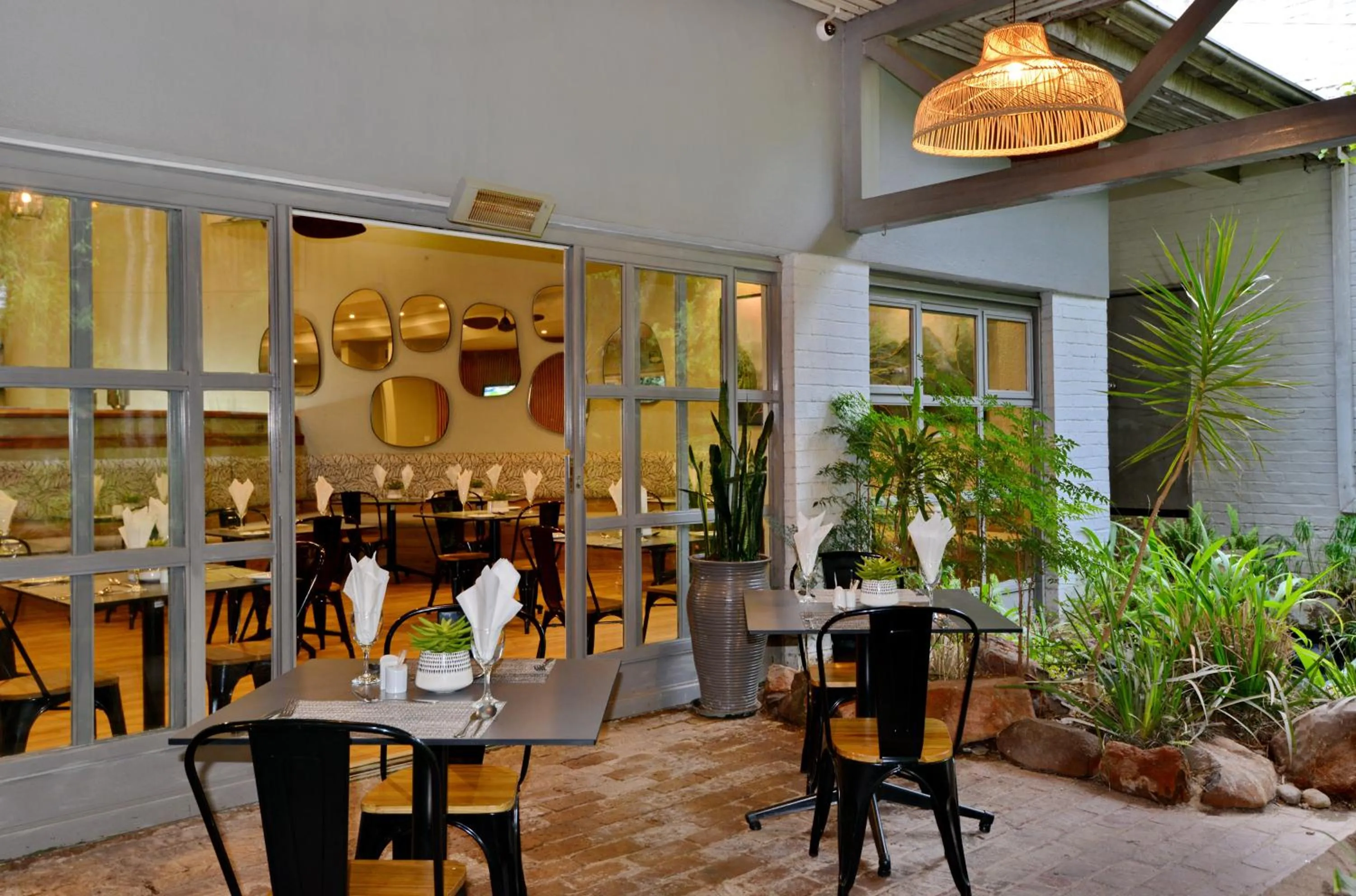 Restaurant/places to eat in Cresta Lodge Harare