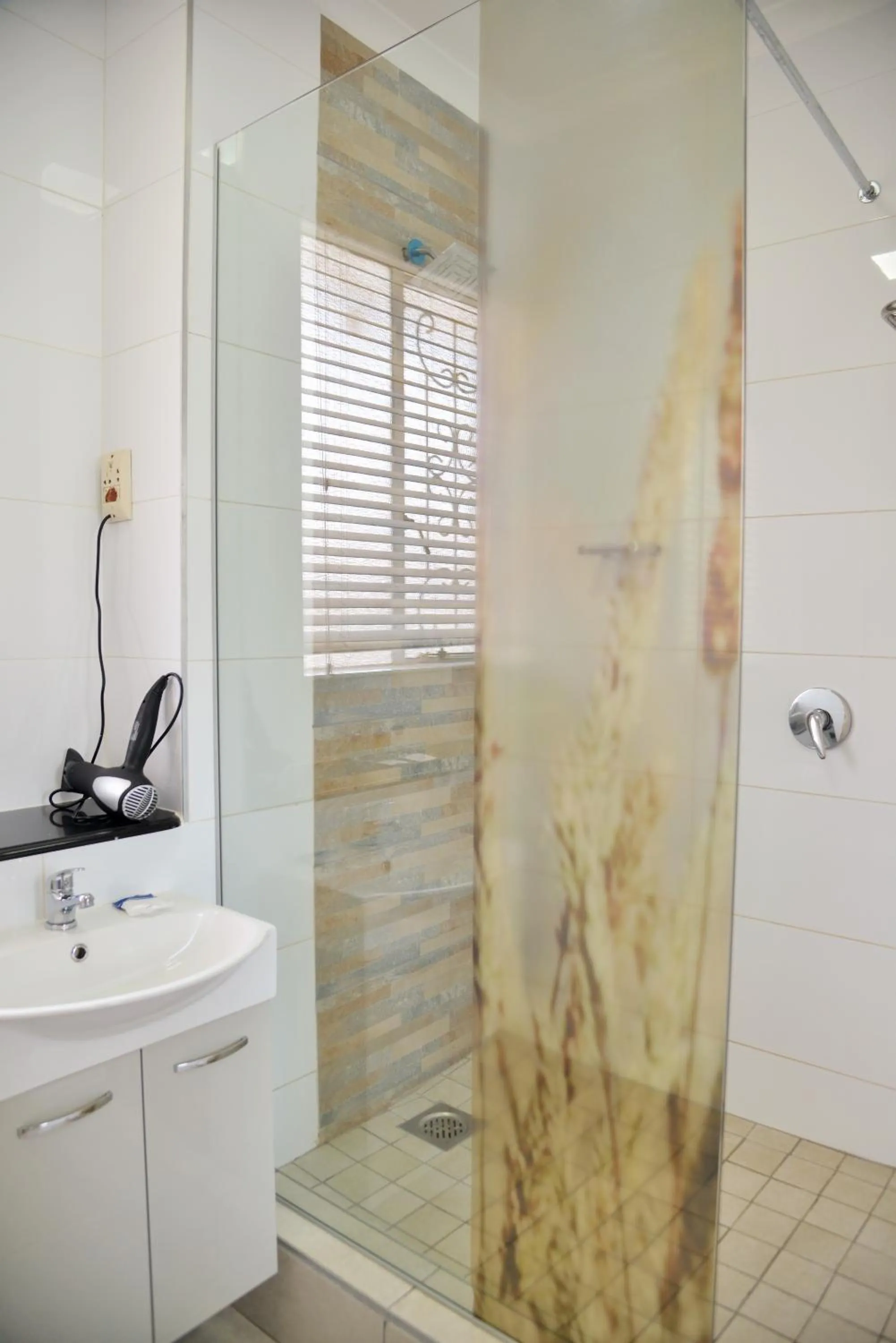 Shower in Cresta Oasis Hotel