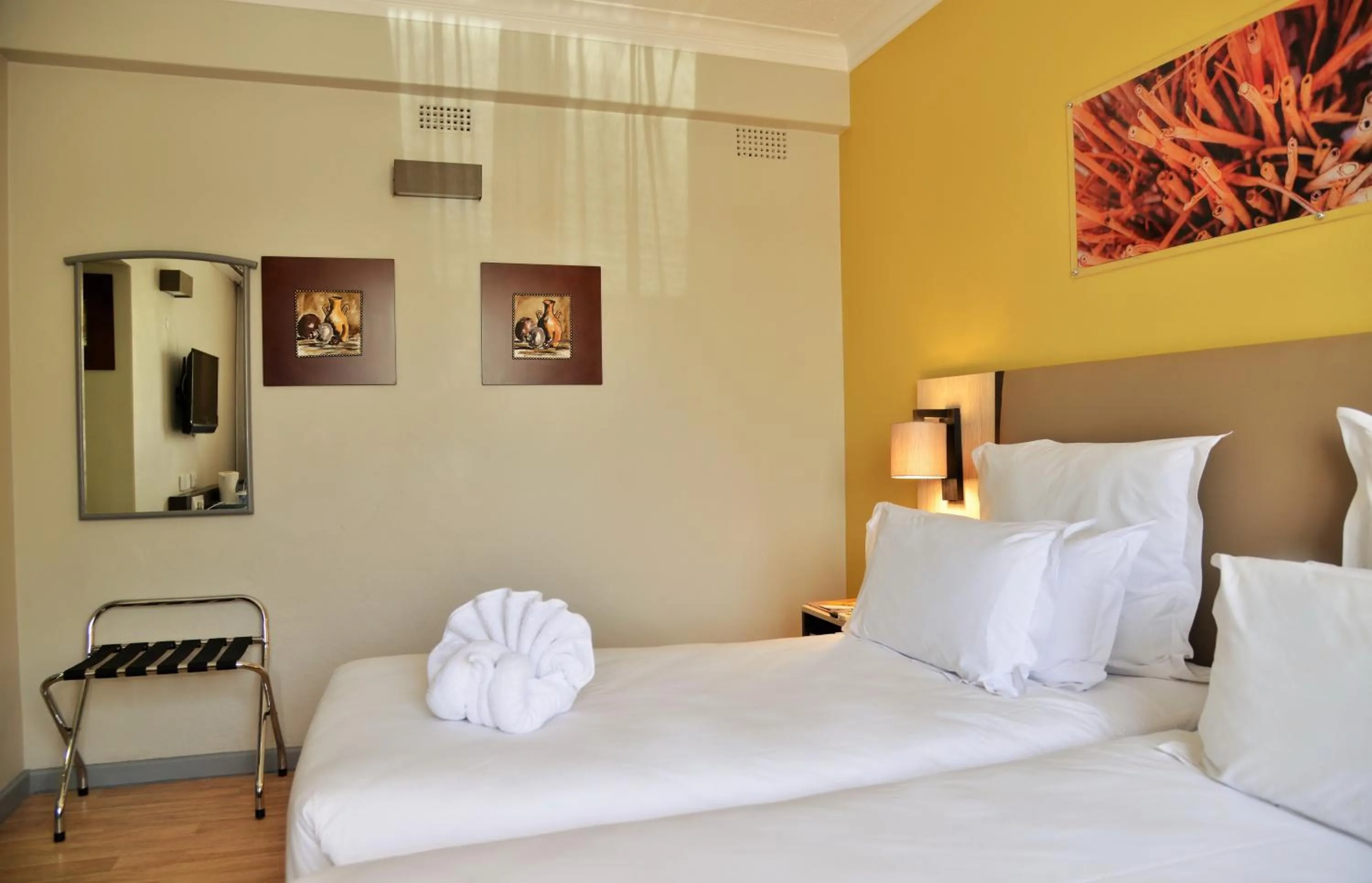 Bedroom, Bed in Cresta Oasis Hotel