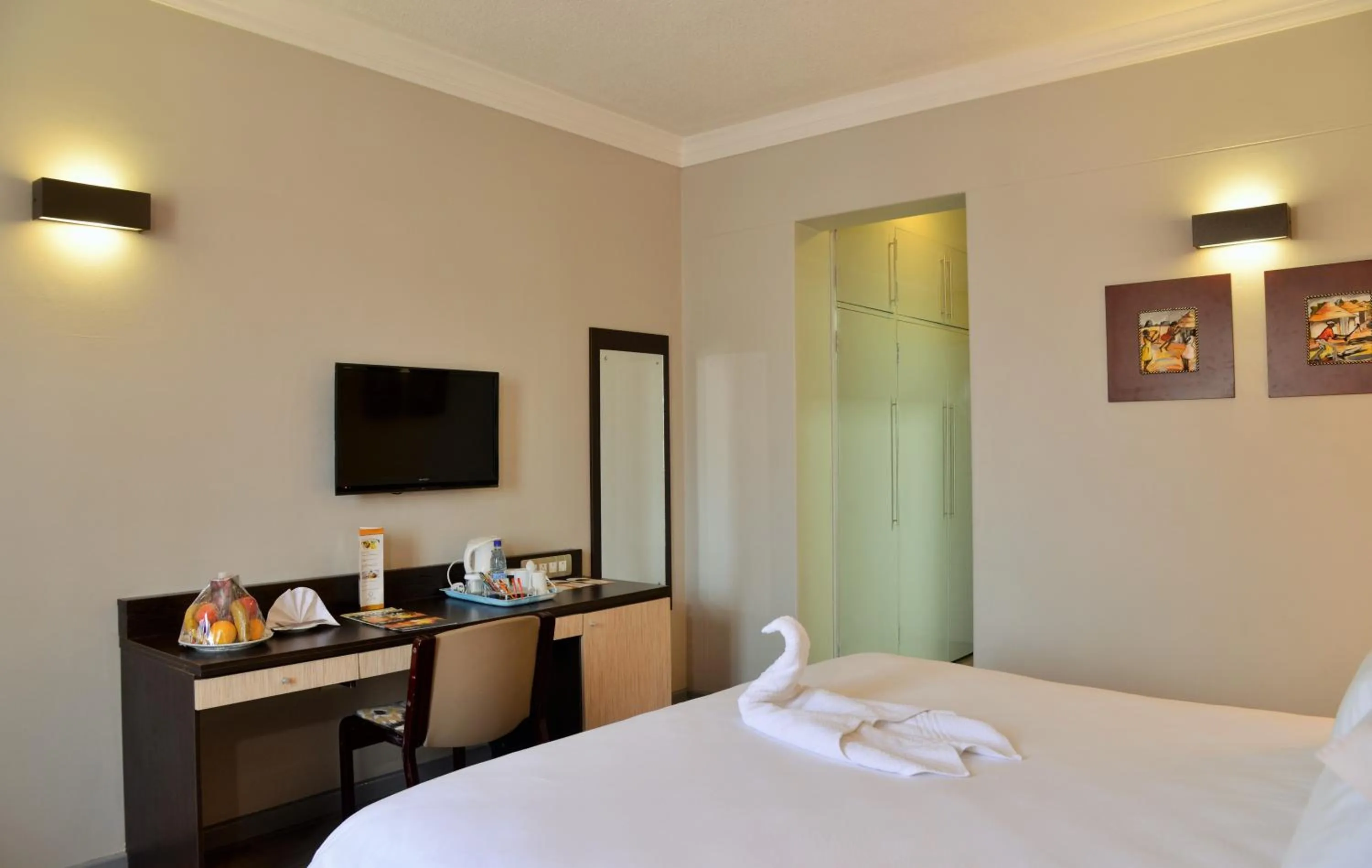 Coffee/tea facilities, Bed in Cresta Oasis Hotel