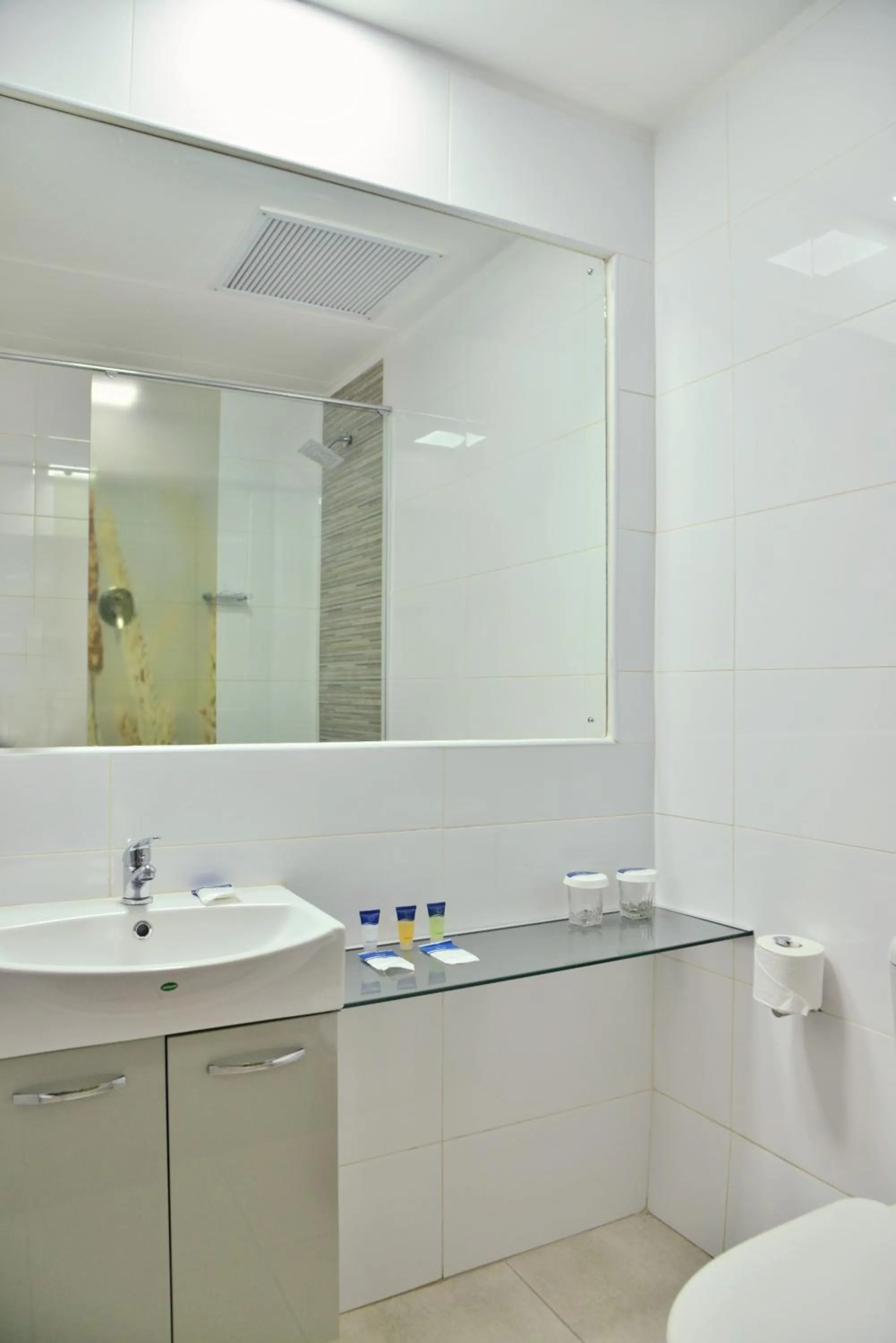 Bathroom in Cresta Oasis Hotel