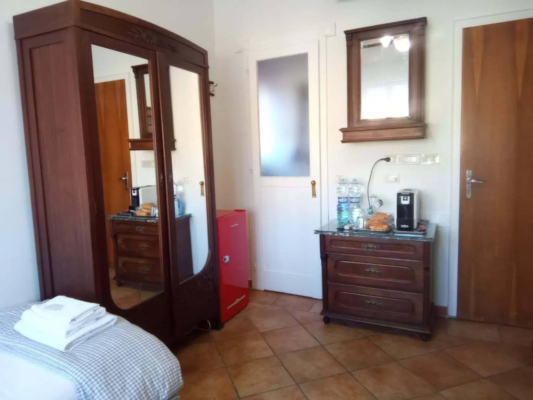 Twin Room with Private Bathroom in Villa Fiorita Twin Room with Private Bathroom in Villa Fiorita
