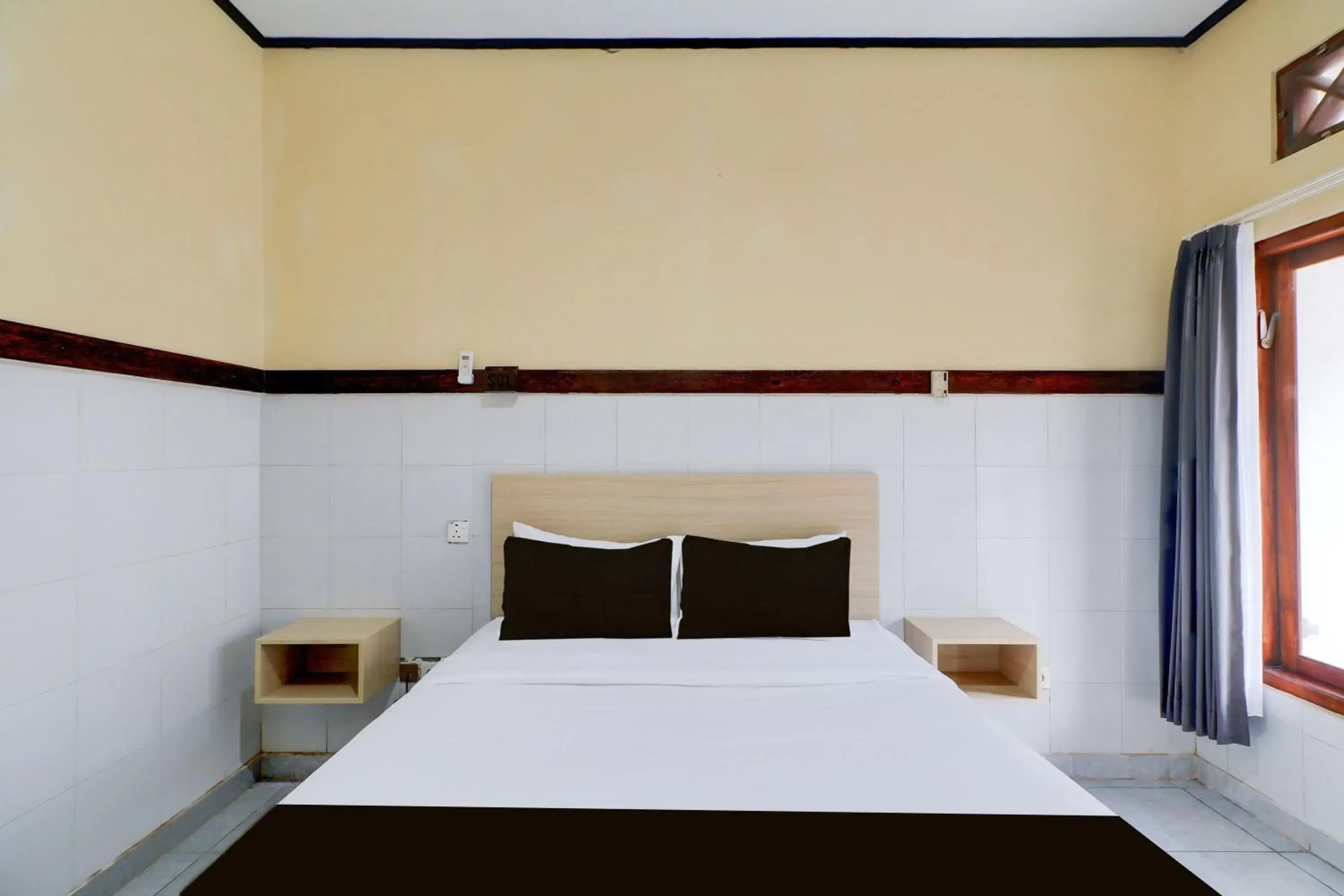 Economy Twin Room in Townhouse Oak Legian Near Kuta Beach Formerly Sayang Maha Merta Economy Twin Room in Townhouse Oak Legian Near Kuta Beach Formerly Sayang Maha Merta