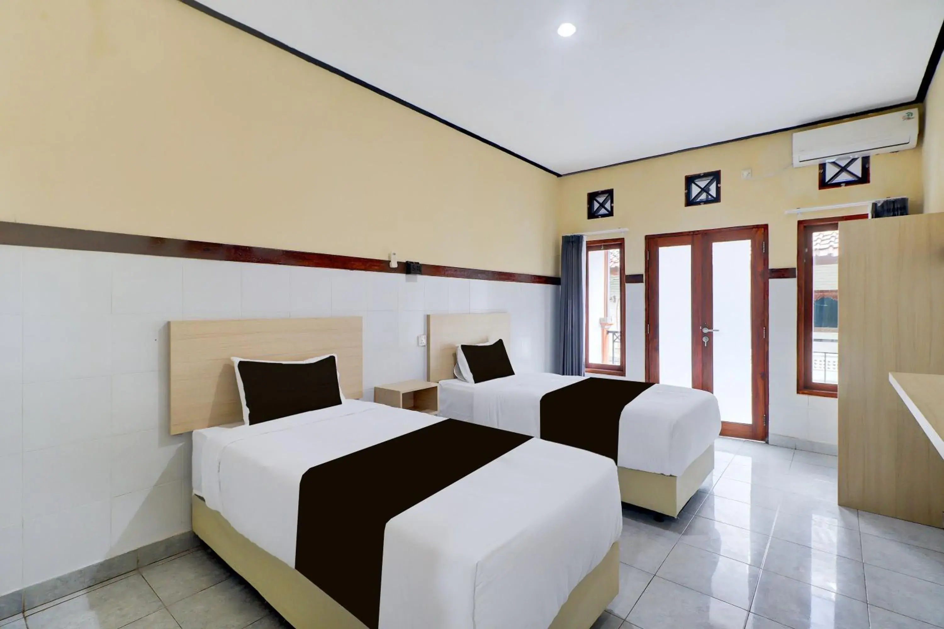 Superior Twin Room in Townhouse Oak Legian Near Kuta Beach Formerly Sayang Maha Merta Superior Twin Room in Townhouse Oak Legian Near Kuta Beach Formerly Sayang Maha Merta