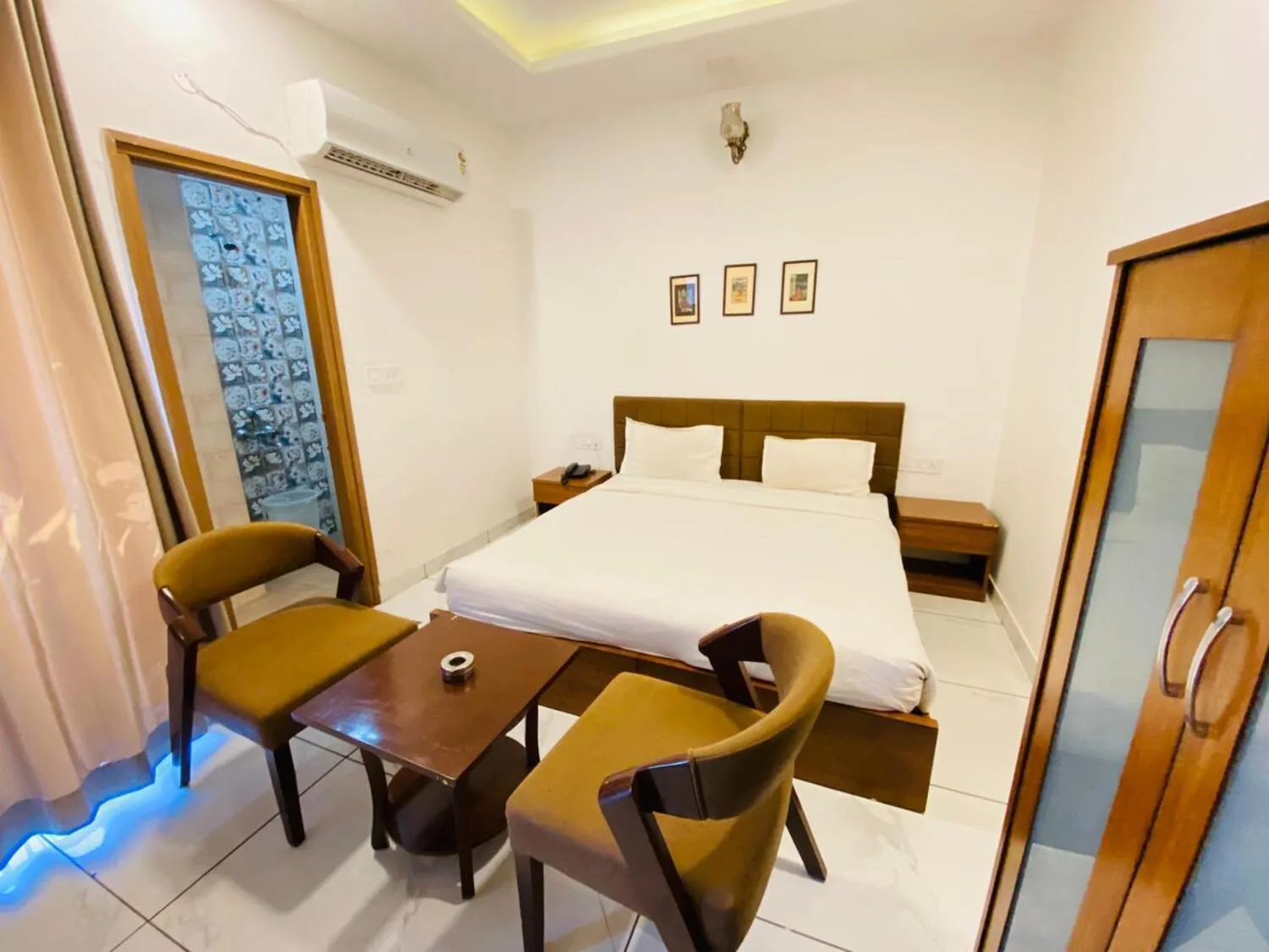 Photo of the whole room, Bed in Hotel Nikanshvee