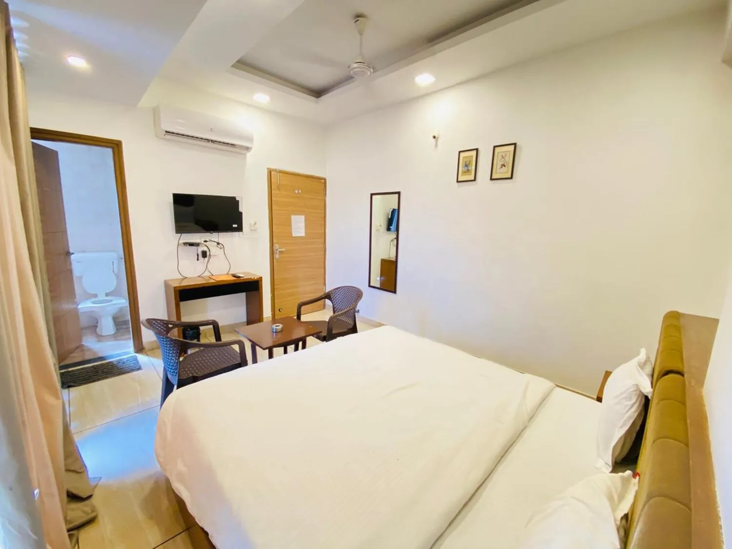 Photo of the whole room, Bed in Hotel Nikanshvee