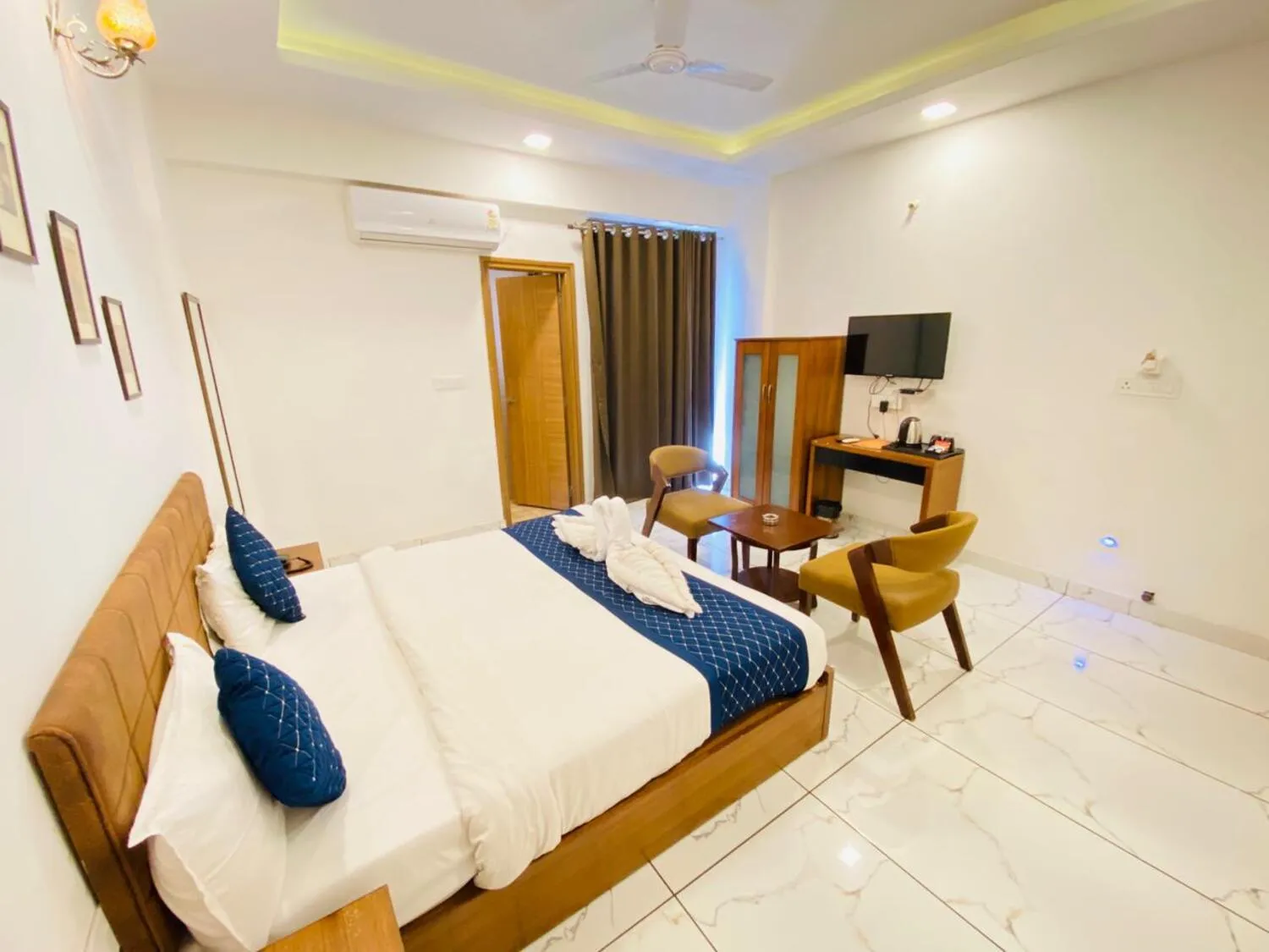 Photo of the whole room, Bed in Hotel Nikanshvee